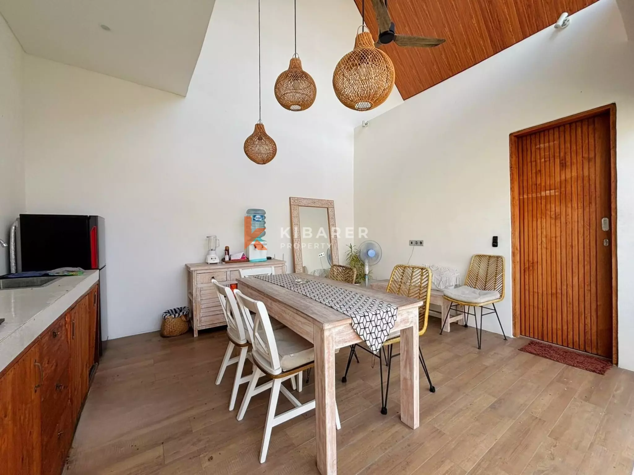 Vila Dua Kamar Tidur dengan Ruang Terbuka Tropis yang Elegan di Kerobokan