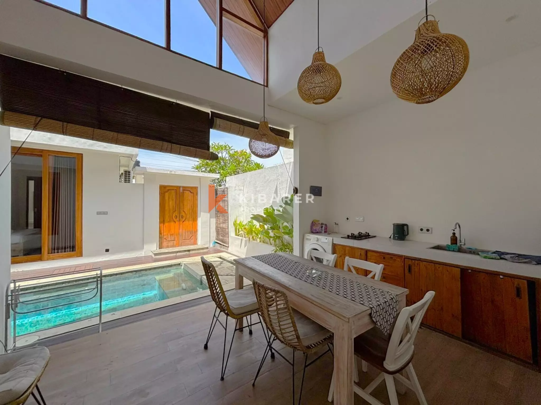 Vila Dua Kamar Tidur dengan Ruang Terbuka Tropis yang Elegan di Kerobokan