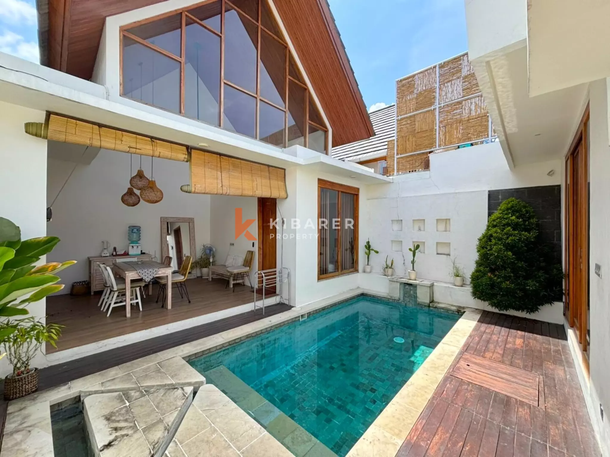 Vila Dua Kamar Tidur dengan Ruang Terbuka Tropis yang Elegan di Kerobokan