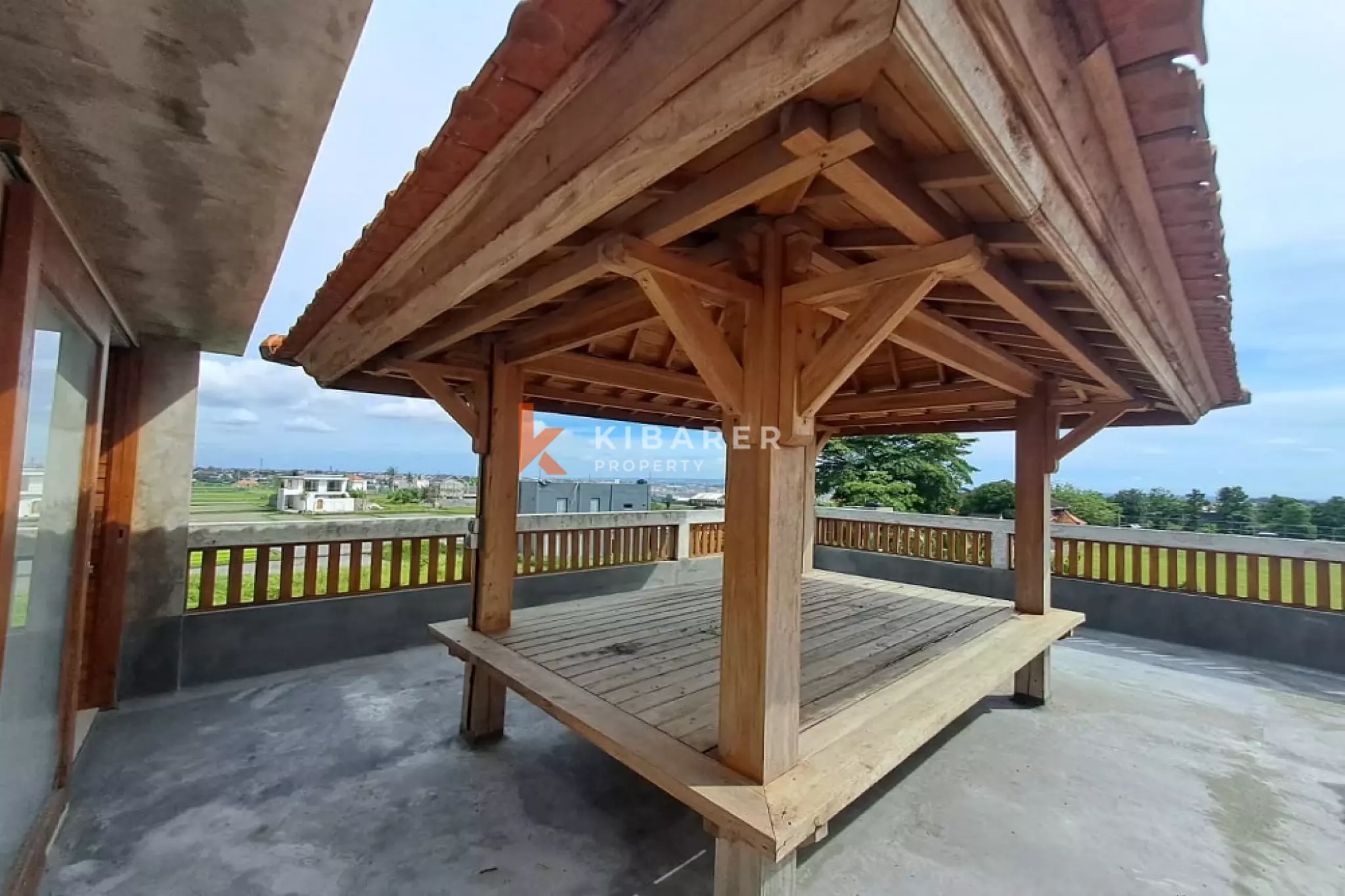 Vila Tiga Lantai Tiga Kamar Tidur dengan Lounge Atap