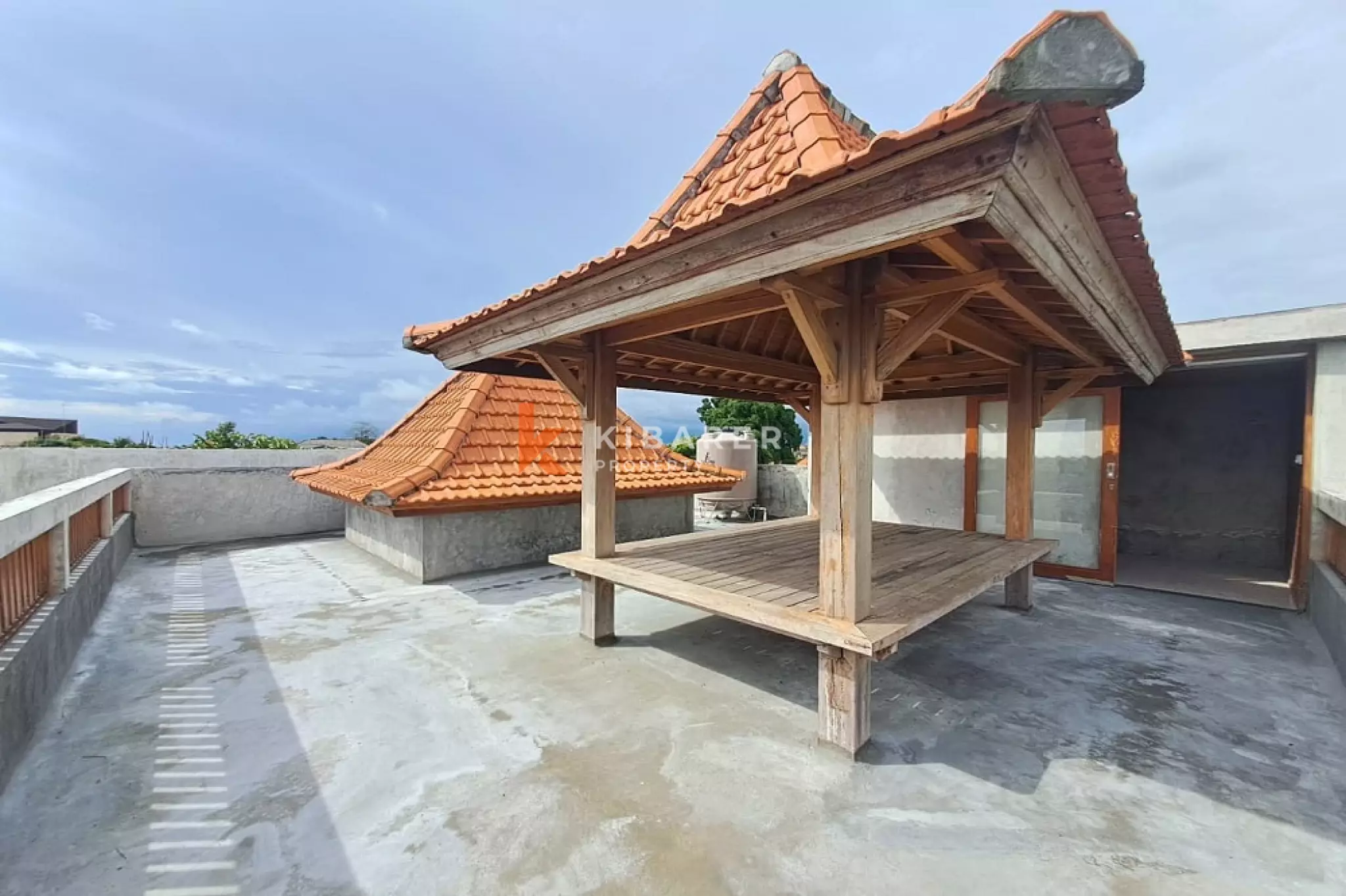 Vila Tiga Lantai Tiga Kamar Tidur dengan Lounge Atap