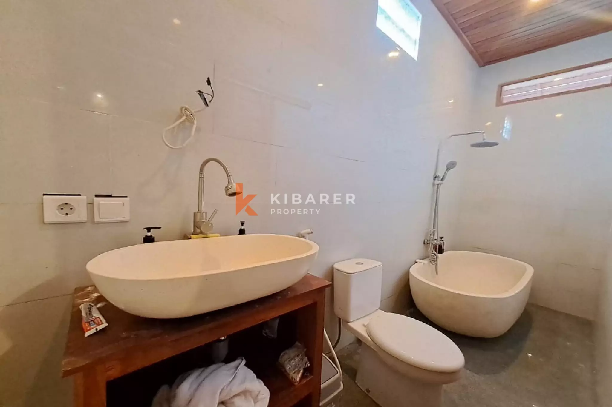 Vila Tiga Lantai Tiga Kamar Tidur dengan Lounge Atap