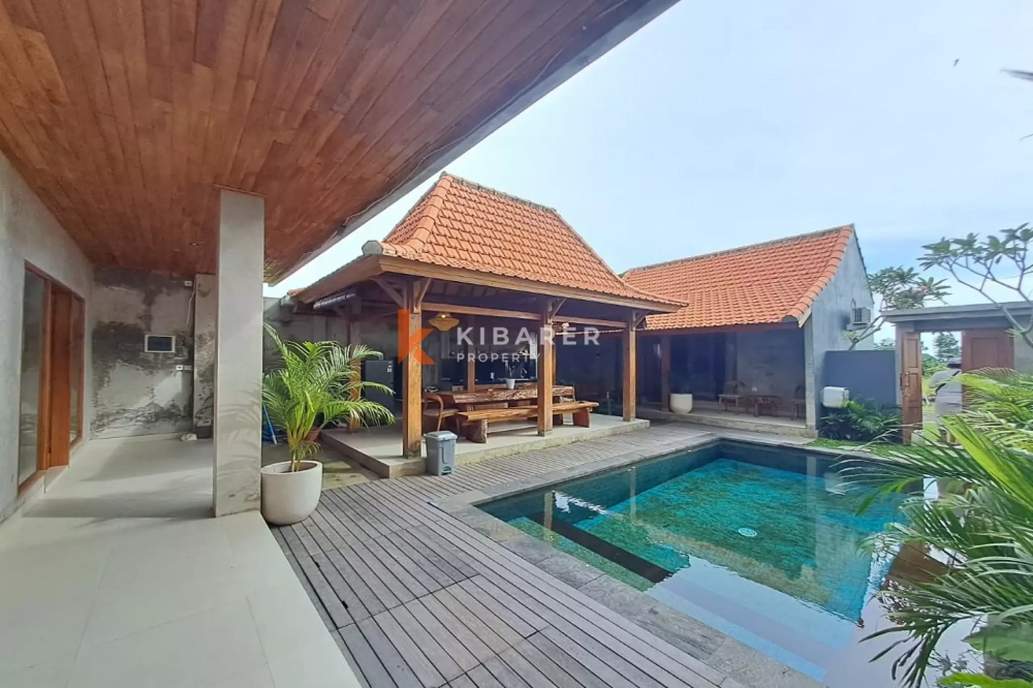 Vila Tiga Lantai Tiga Kamar Tidur dengan Lounge Atap