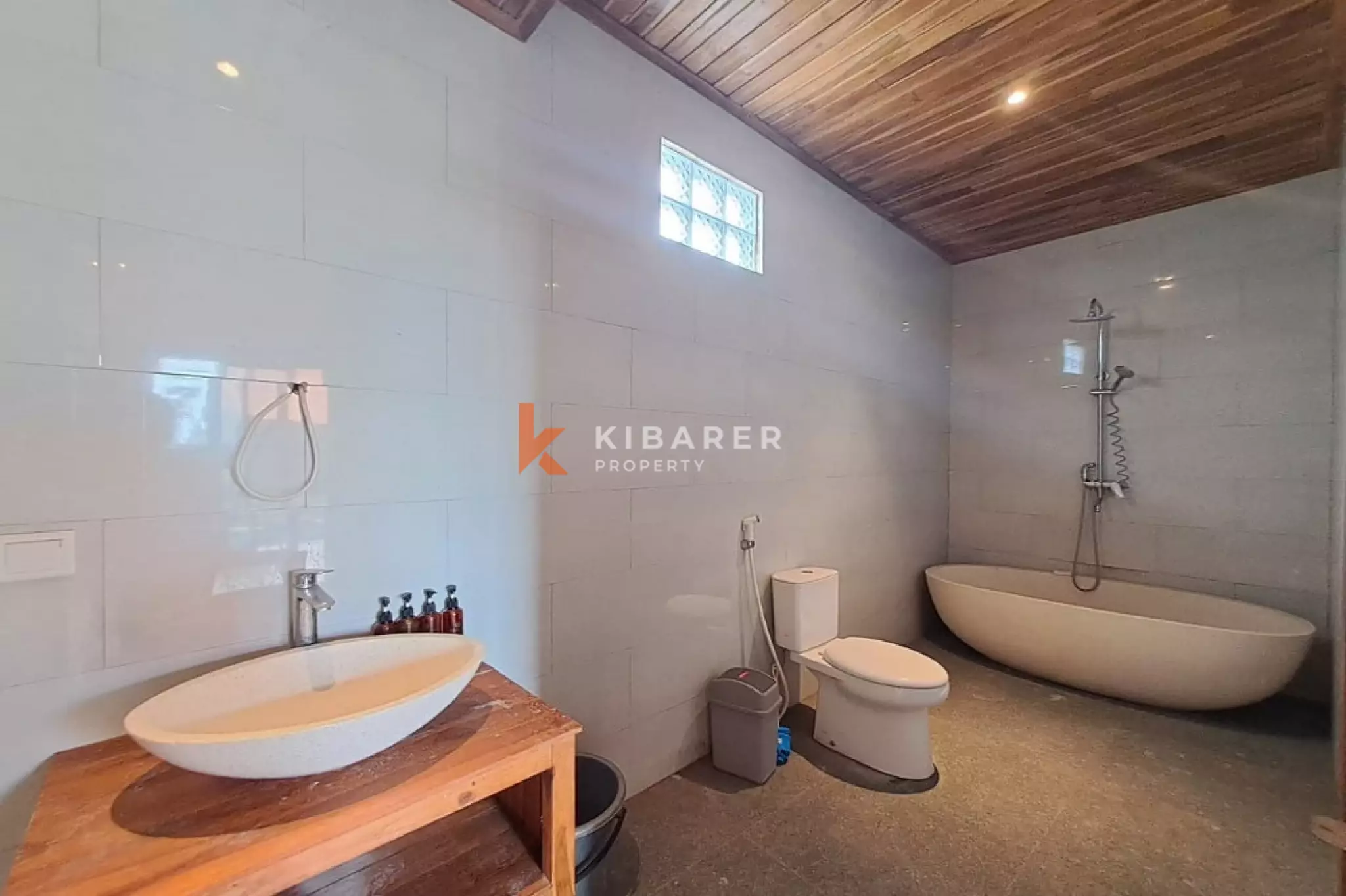 Vila Tiga Lantai Tiga Kamar Tidur dengan Lounge Atap