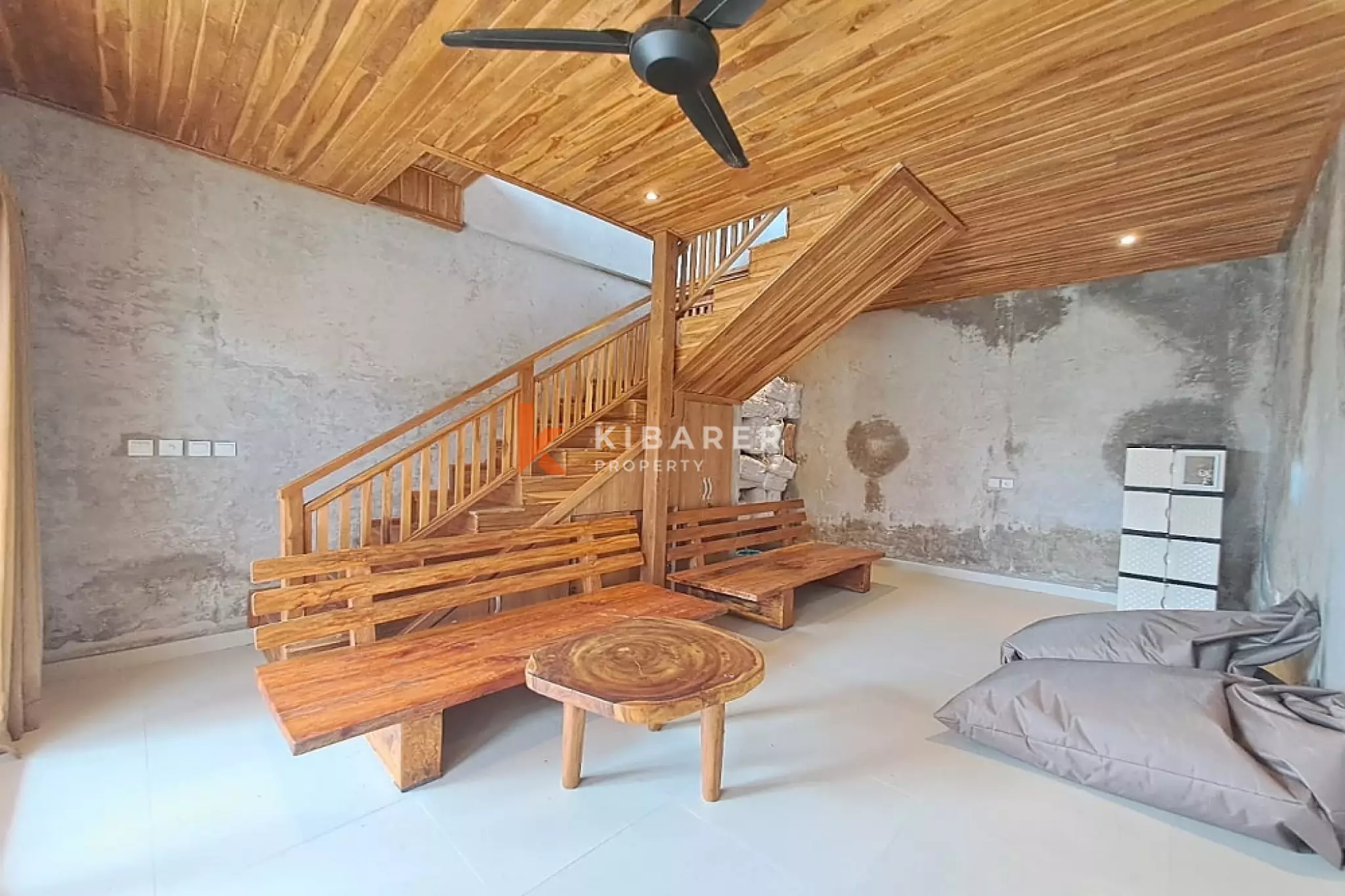 Vila Tiga Lantai Tiga Kamar Tidur dengan Lounge Atap