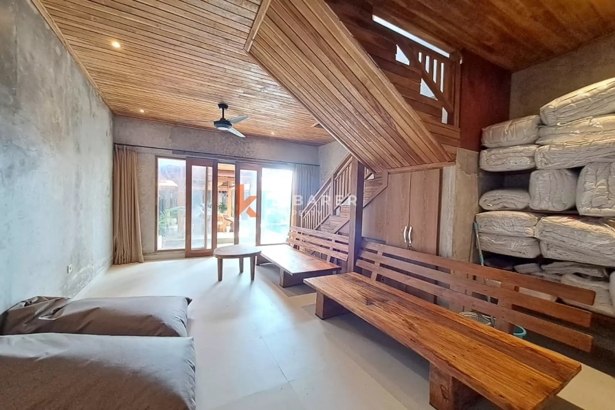 Vila Tiga Lantai Tiga Kamar Tidur dengan Lounge Atap