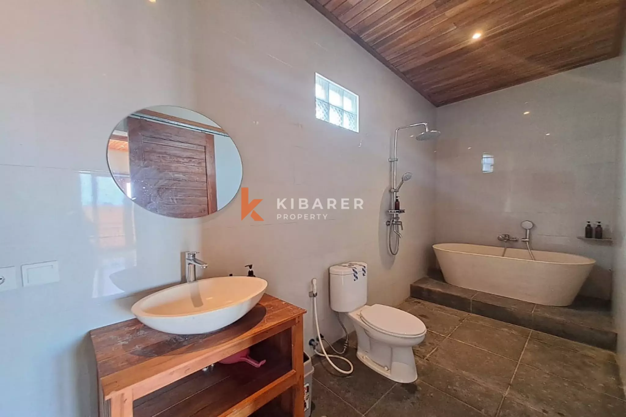 Vila Tiga Lantai Tiga Kamar Tidur dengan Lounge Atap