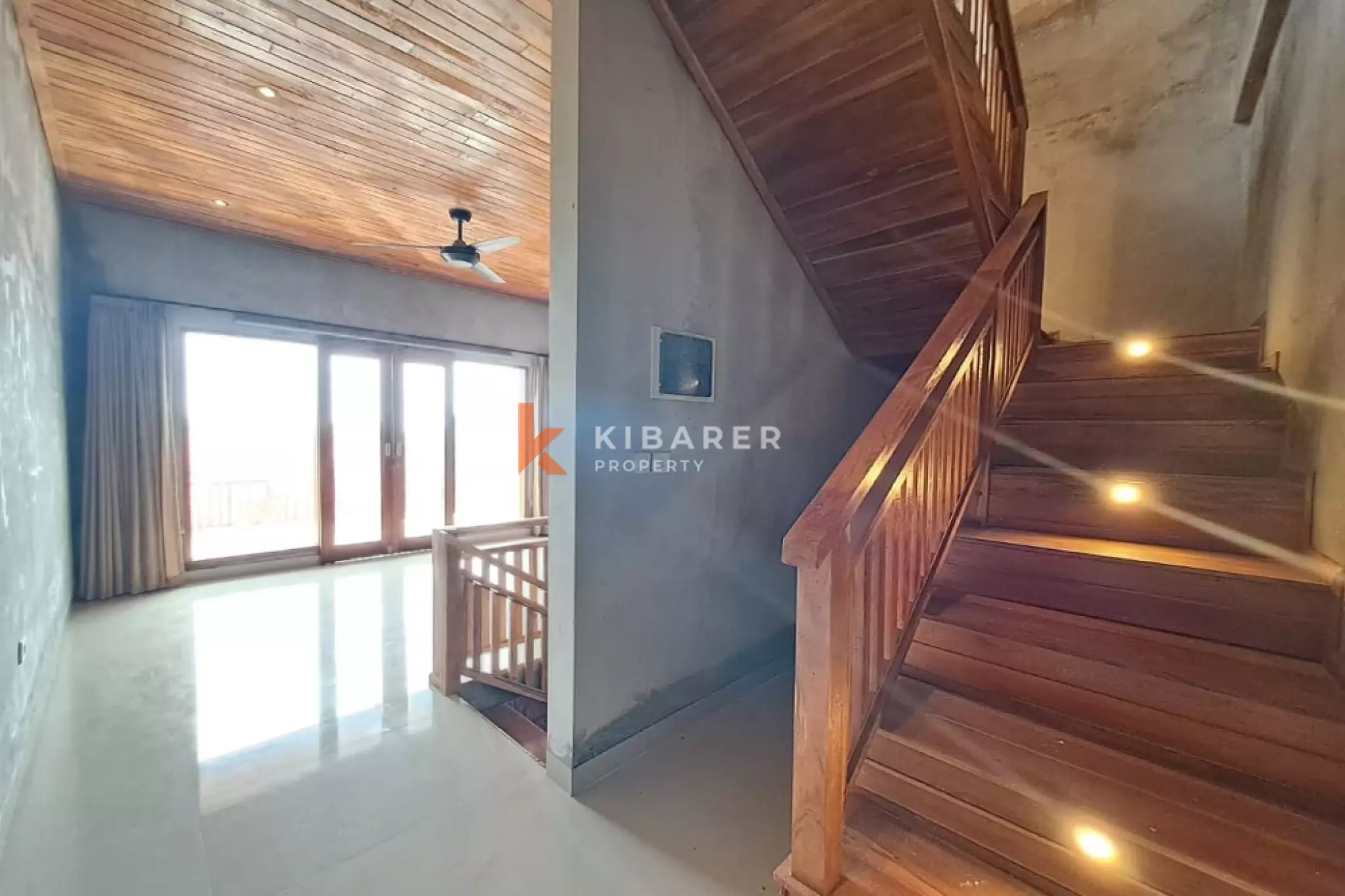 Vila Tiga Lantai Tiga Kamar Tidur dengan Lounge Atap