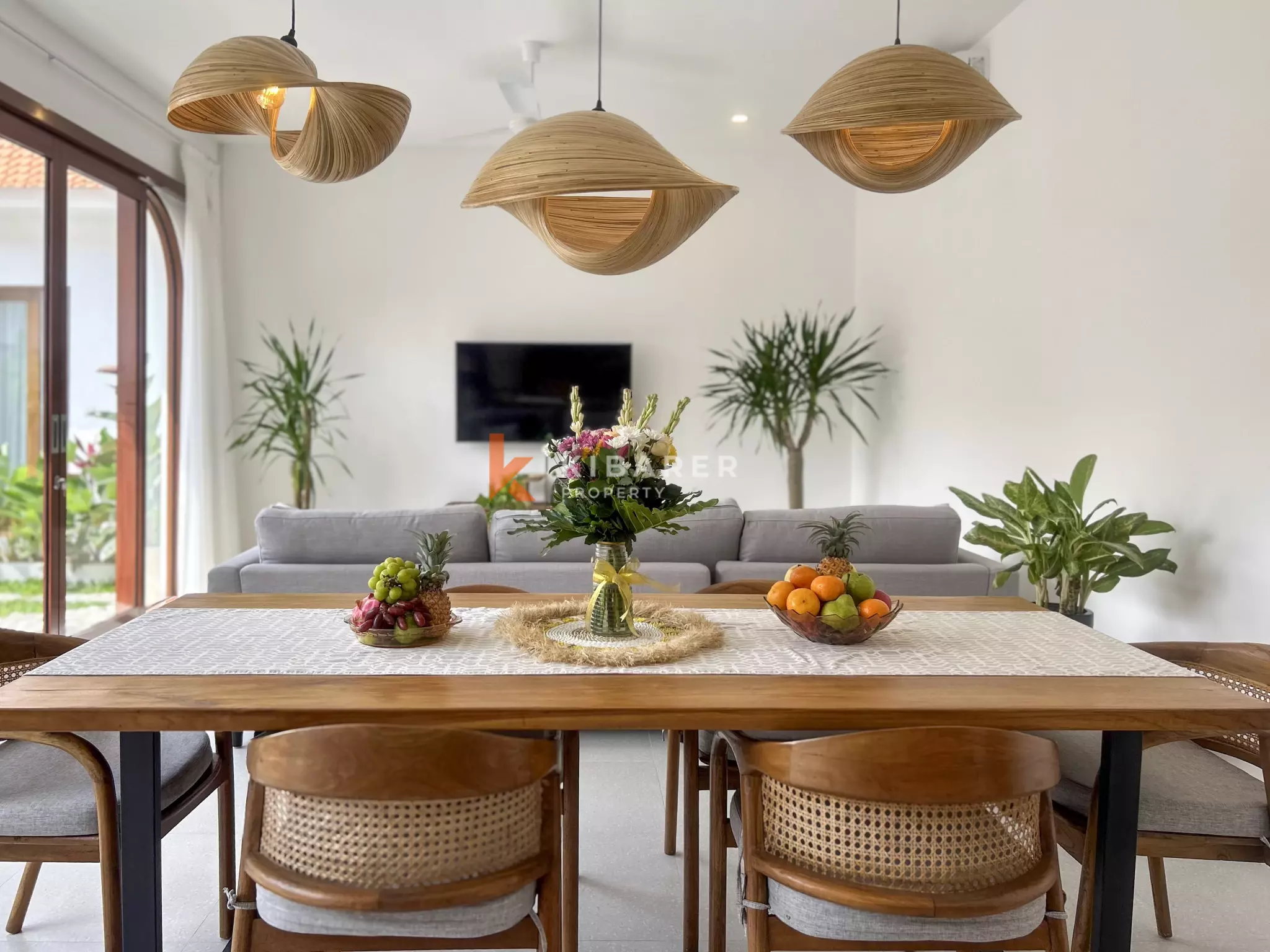 Vila Tiga Kamar Tidur Bergaya Mediterania Modern dengan Kolam Renang di Umalas