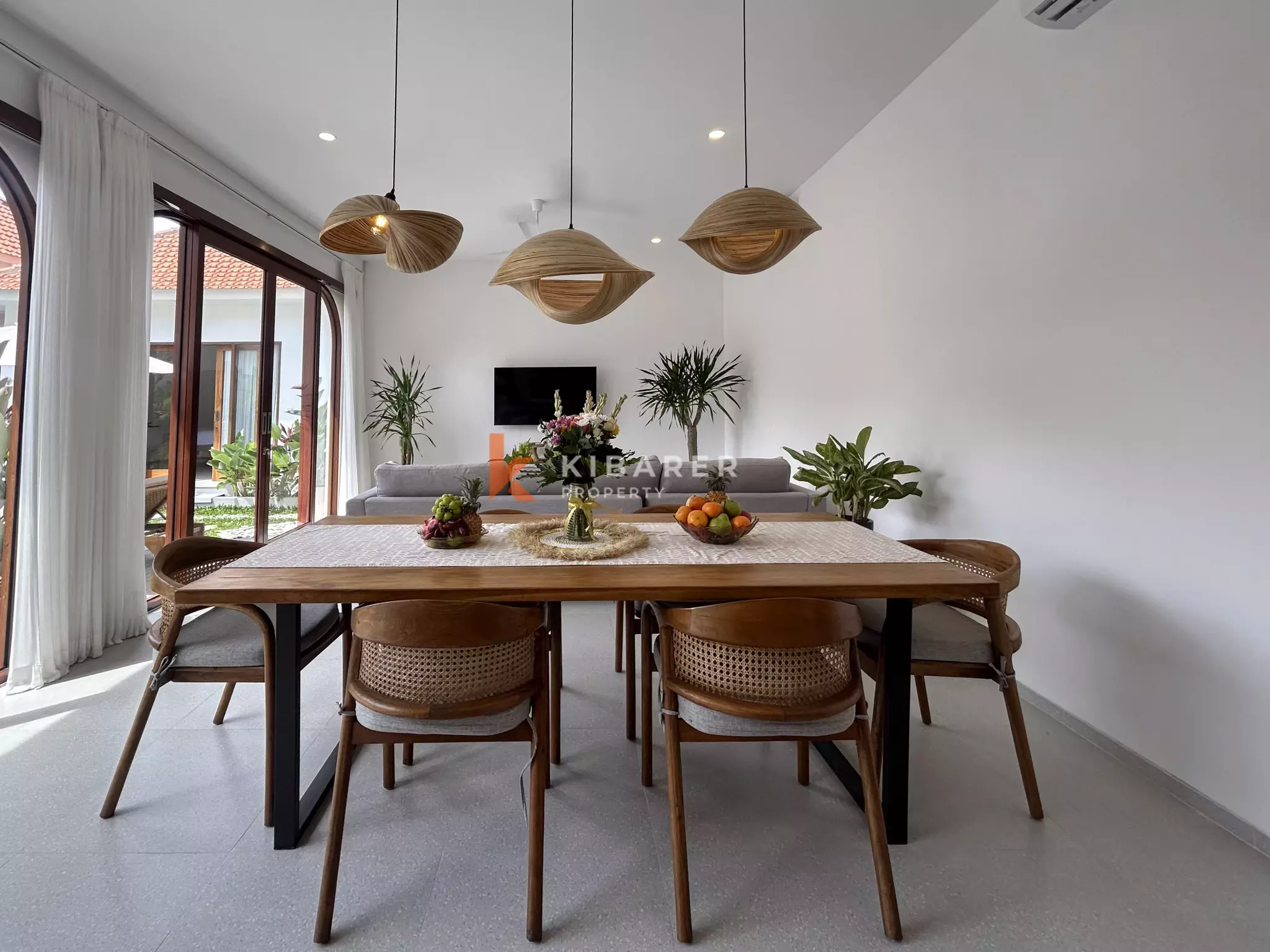 Vila Tiga Kamar Tidur Bergaya Mediterania Modern dengan Kolam Renang di Umalas