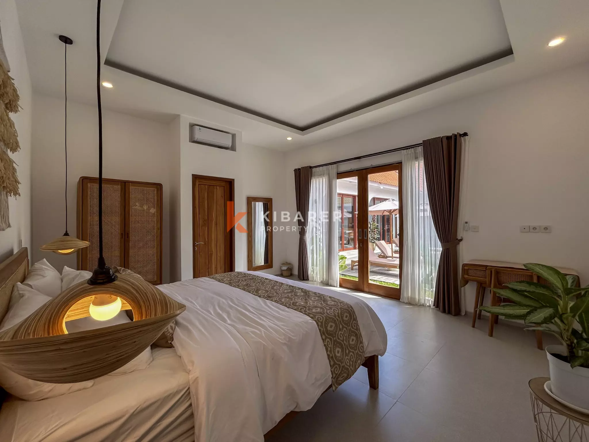 Vila Tiga Kamar Tidur Bergaya Mediterania Modern dengan Kolam Renang di Umalas