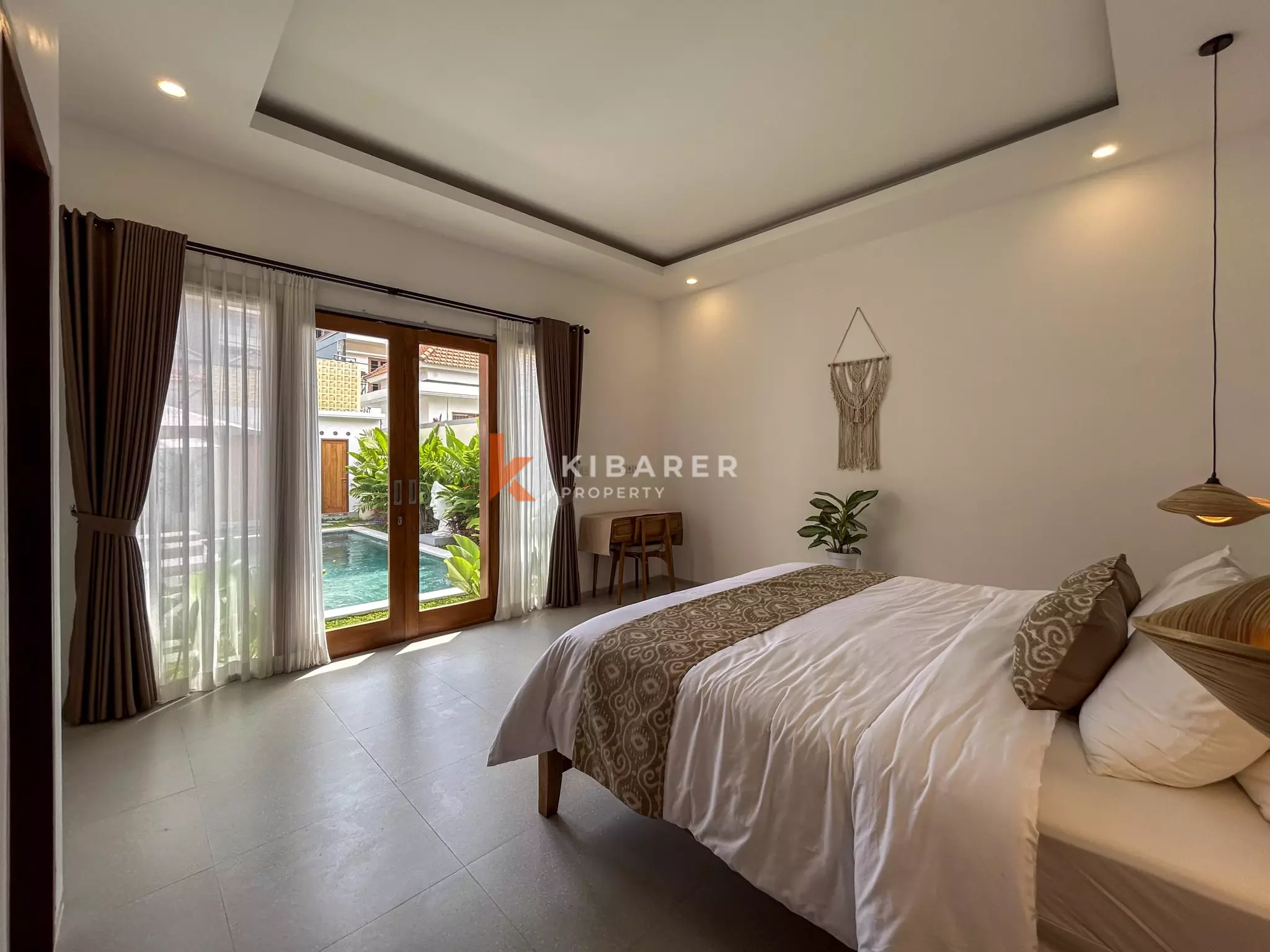 Vila Tiga Kamar Tidur Bergaya Mediterania Modern dengan Kolam Renang di Umalas
