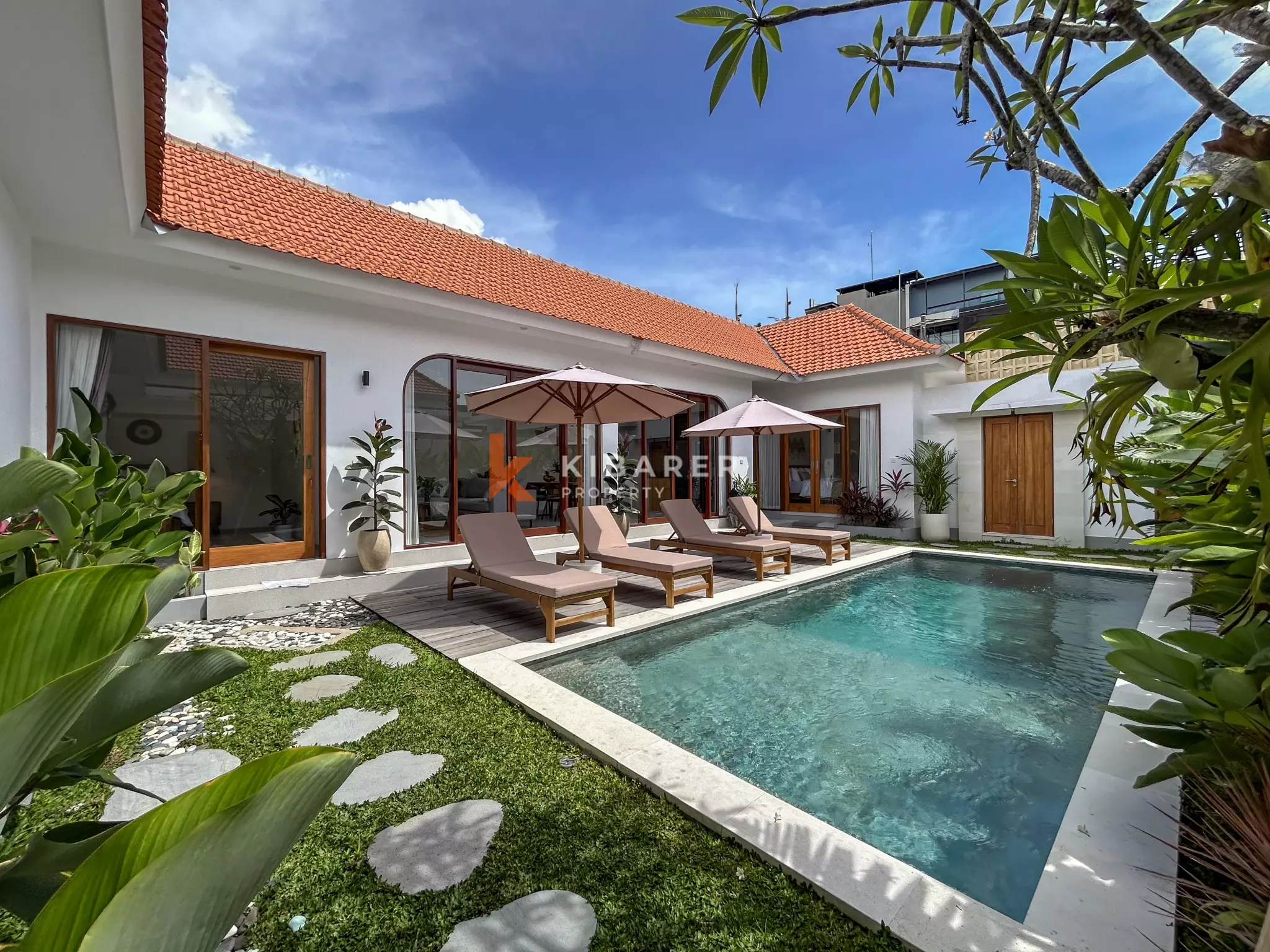 Vila Tiga Kamar Tidur Bergaya Mediterania Modern dengan Kolam Renang di Umalas