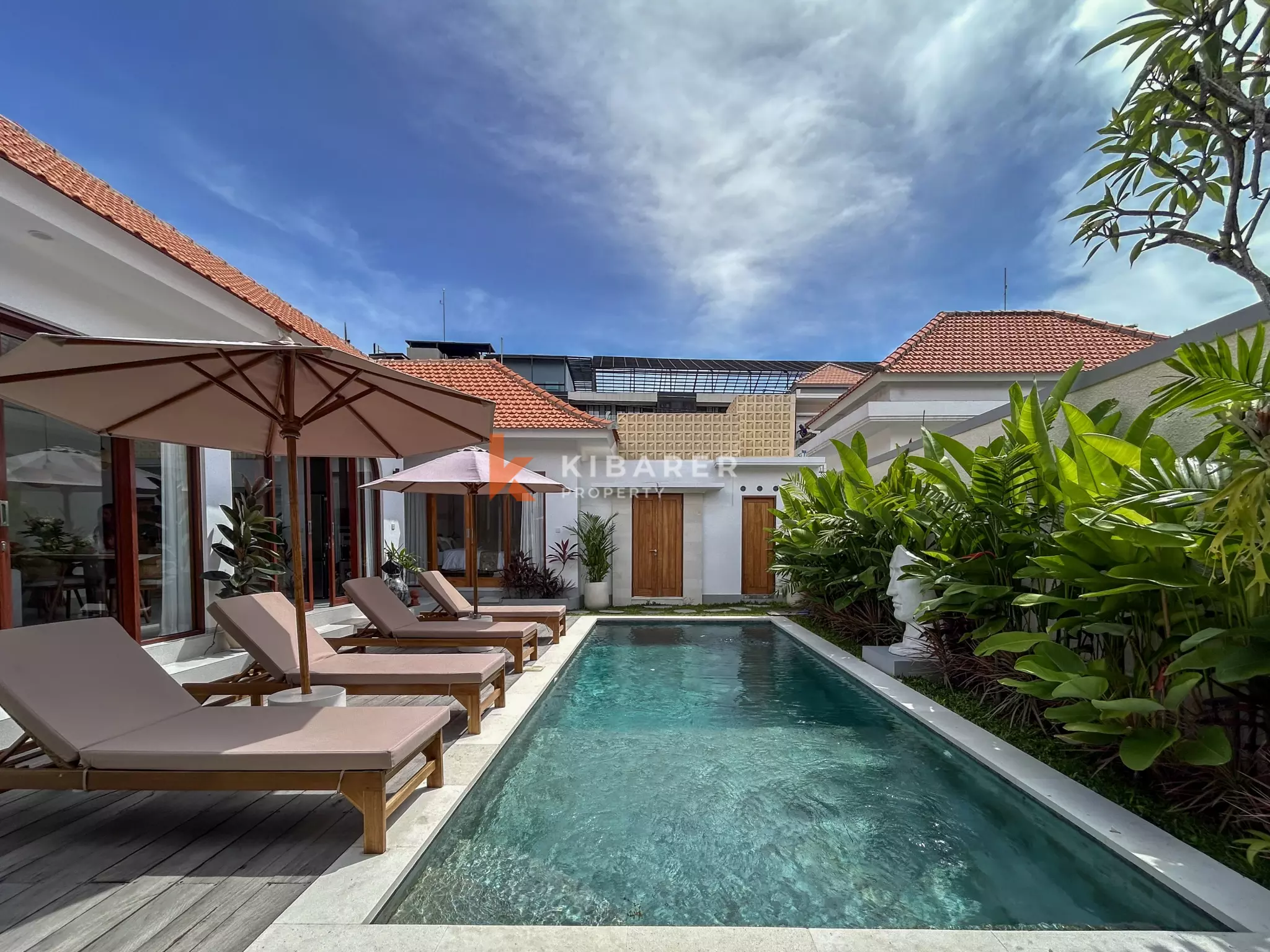 Vila Tiga Kamar Tidur Bergaya Mediterania Modern dengan Kolam Renang di Umalas