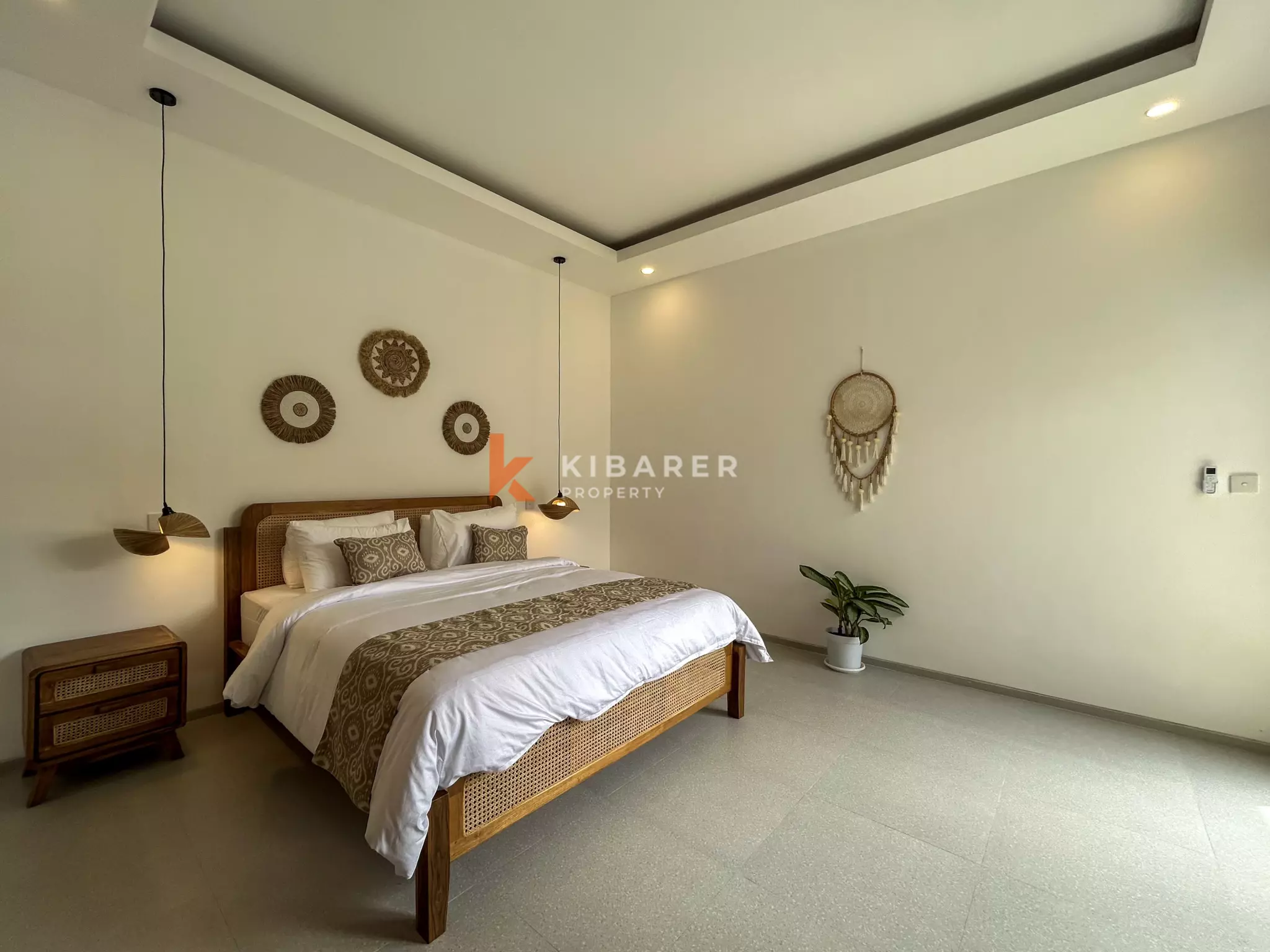 Vila Tiga Kamar Tidur Bergaya Mediterania Modern dengan Kolam Renang di Umalas