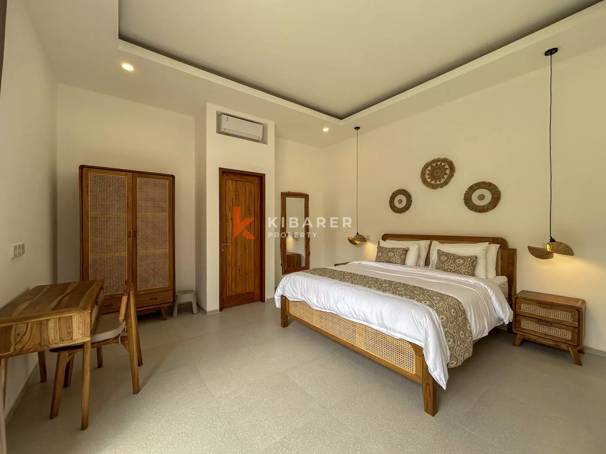 Vila Tiga Kamar Tidur Bergaya Mediterania Modern dengan Kolam Renang di Umalas