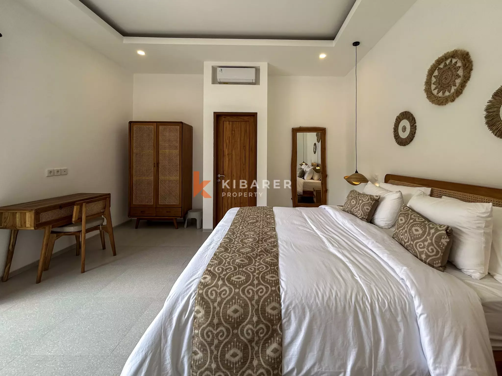 Vila Tiga Kamar Tidur Bergaya Mediterania Modern dengan Kolam Renang di Umalas