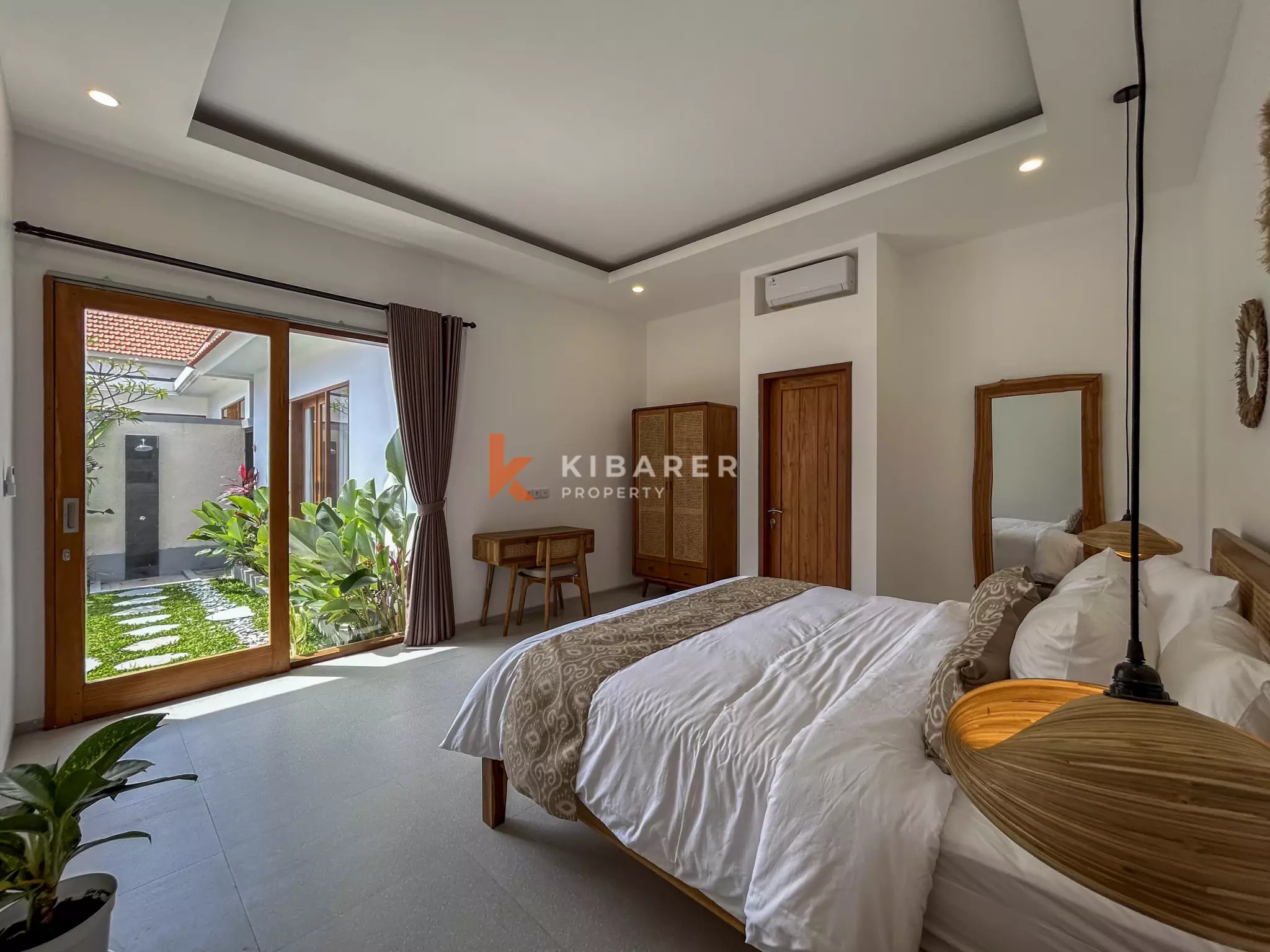 Vila Tiga Kamar Tidur Bergaya Mediterania Modern dengan Kolam Renang di Umalas