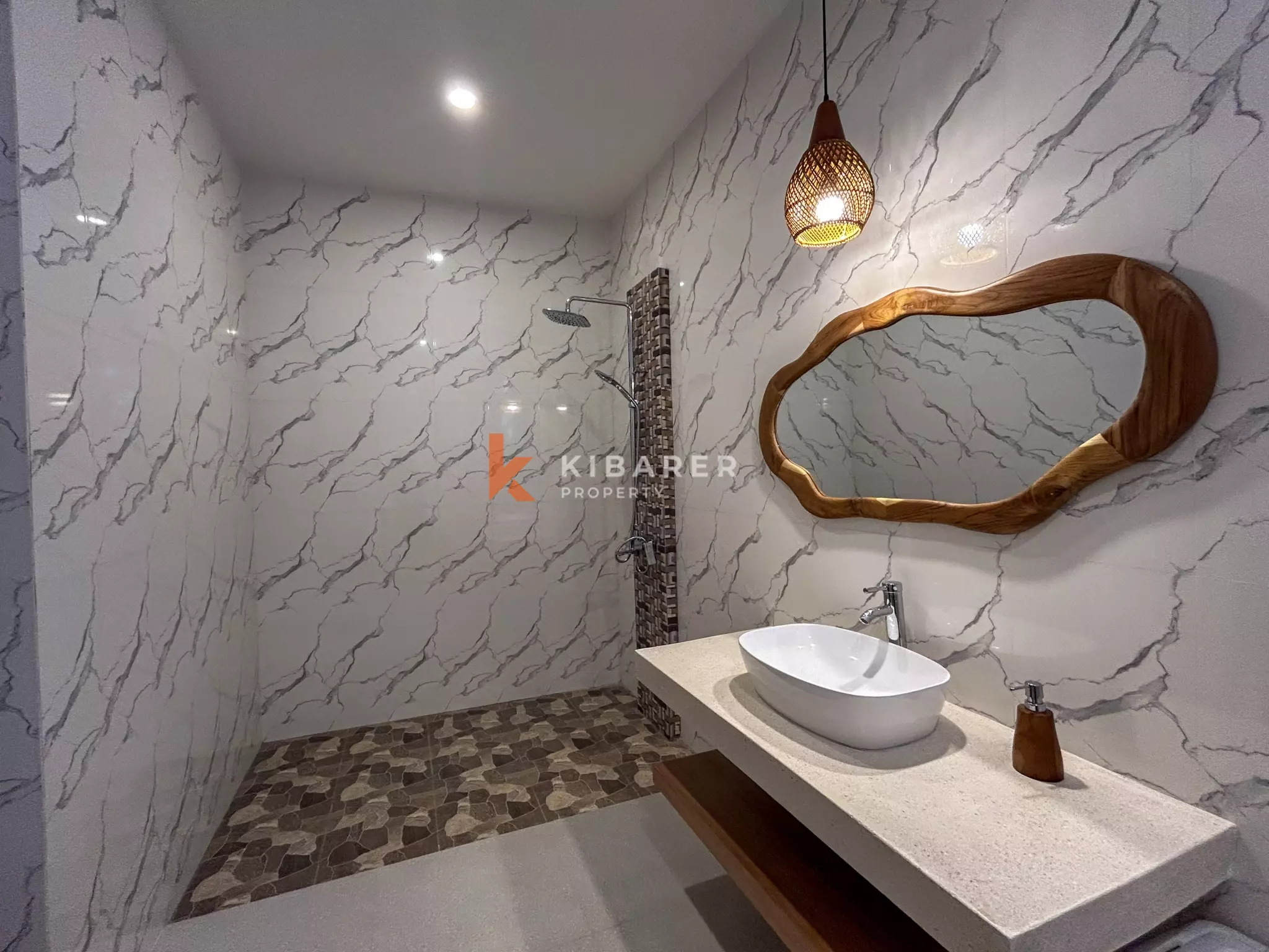 Vila Tiga Kamar Tidur Bergaya Mediterania Modern dengan Kolam Renang di Umalas