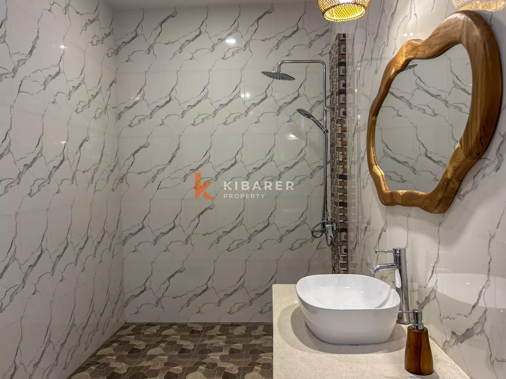 Vila Tiga Kamar Tidur Bergaya Mediterania Modern dengan Kolam Renang di Umalas