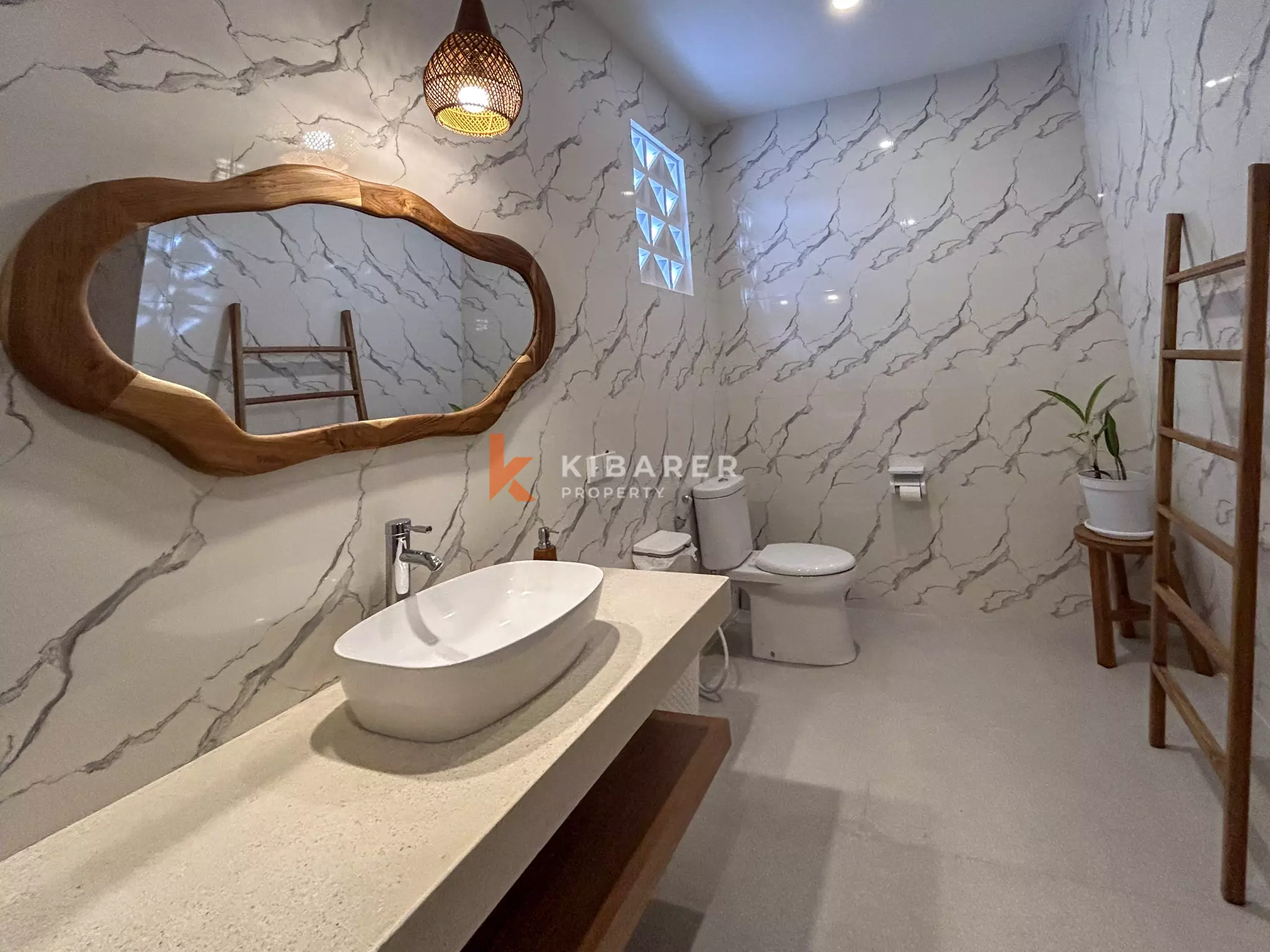 Vila Tiga Kamar Tidur Bergaya Mediterania Modern dengan Kolam Renang di Umalas