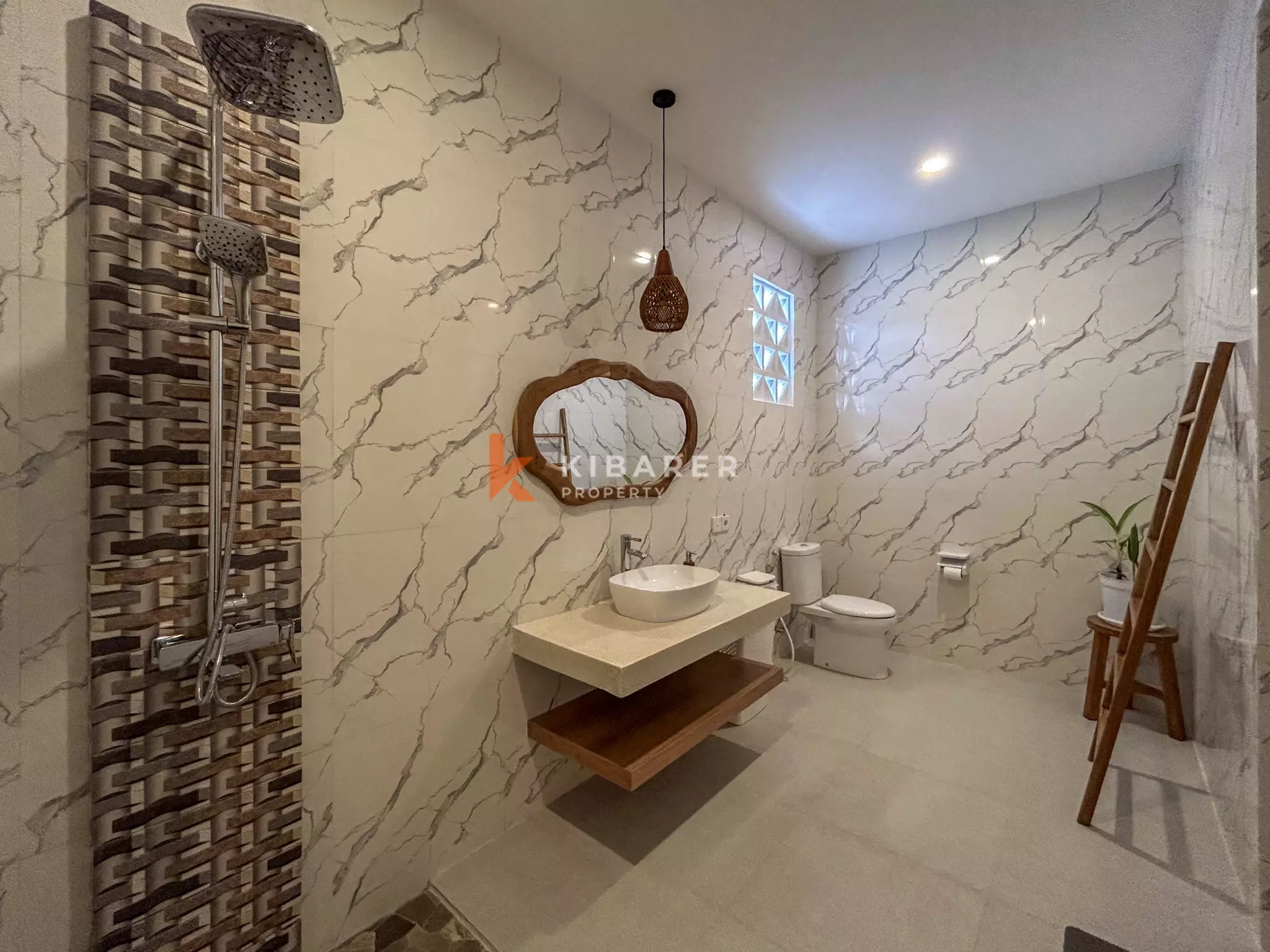 Vila Tiga Kamar Tidur Bergaya Mediterania Modern dengan Kolam Renang di Umalas