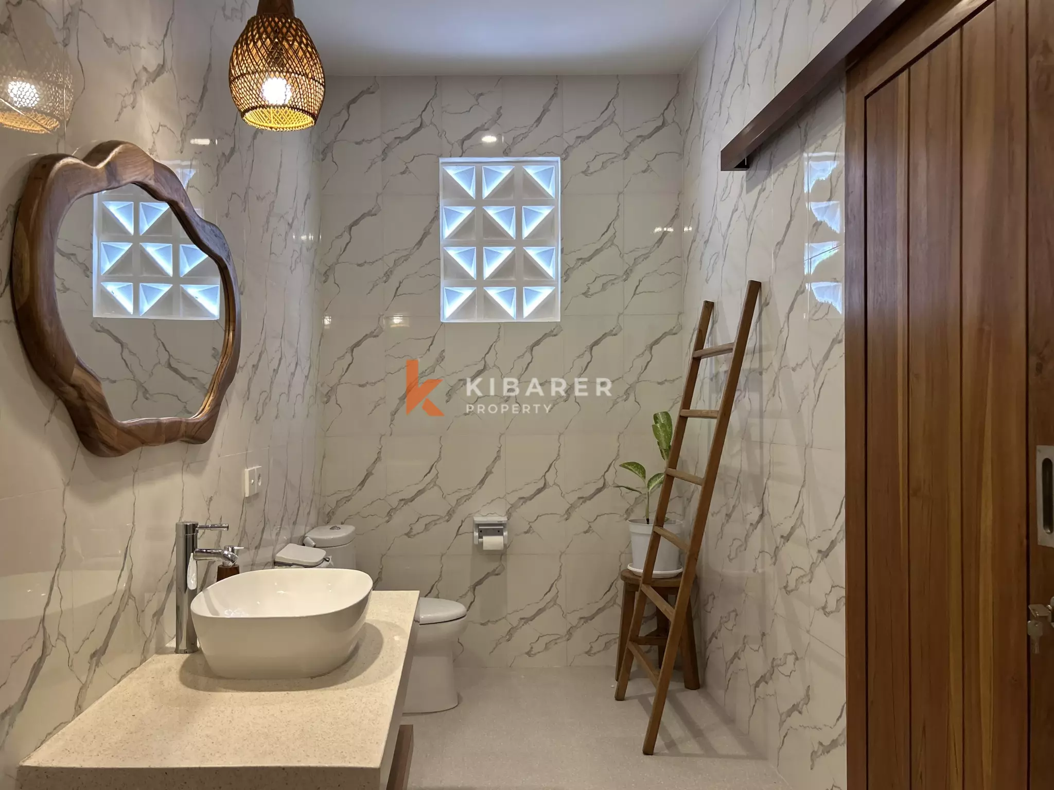 Vila Tiga Kamar Tidur Bergaya Mediterania Modern dengan Kolam Renang di Umalas