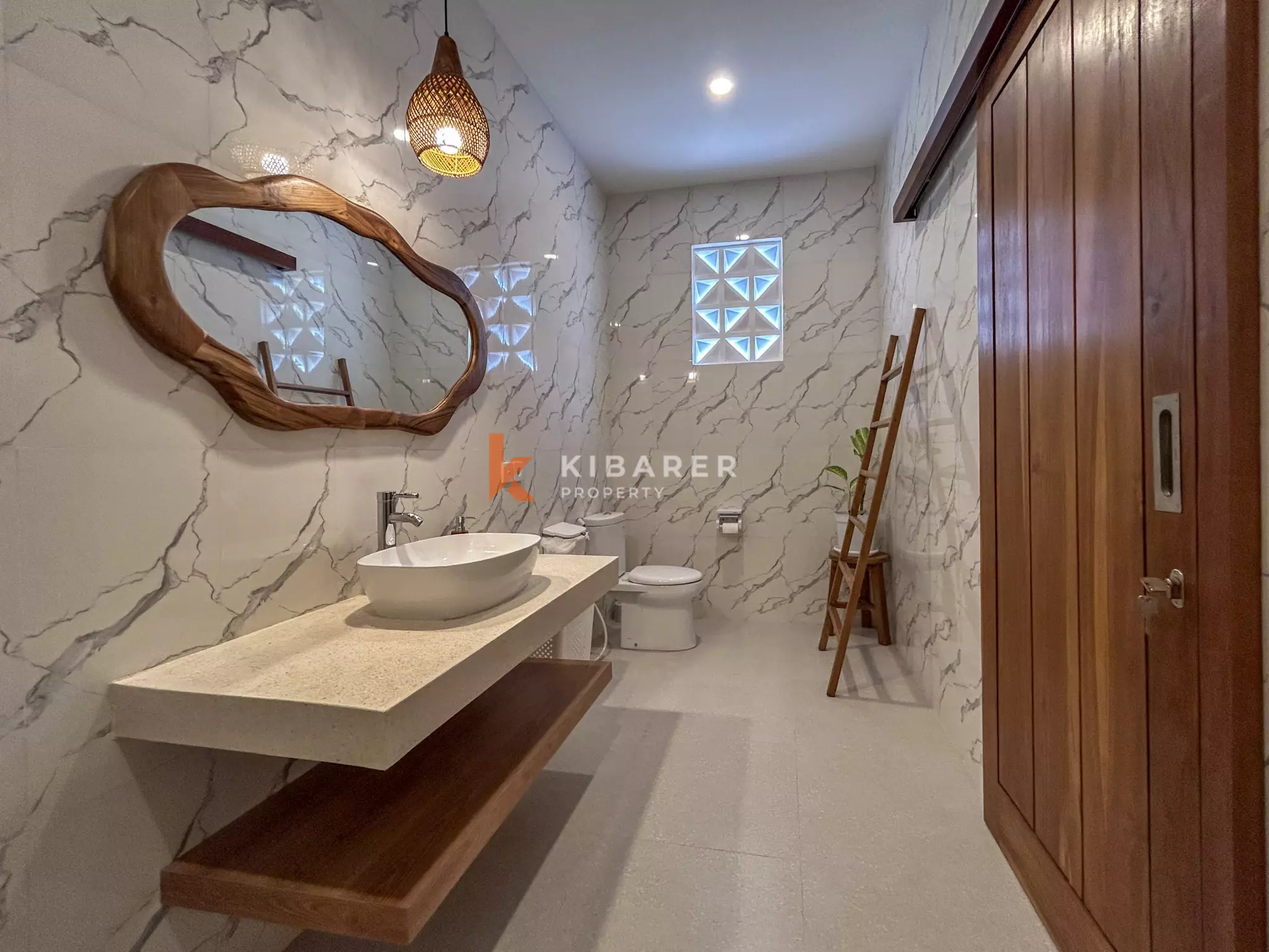 Vila Tiga Kamar Tidur Bergaya Mediterania Modern dengan Kolam Renang di Umalas