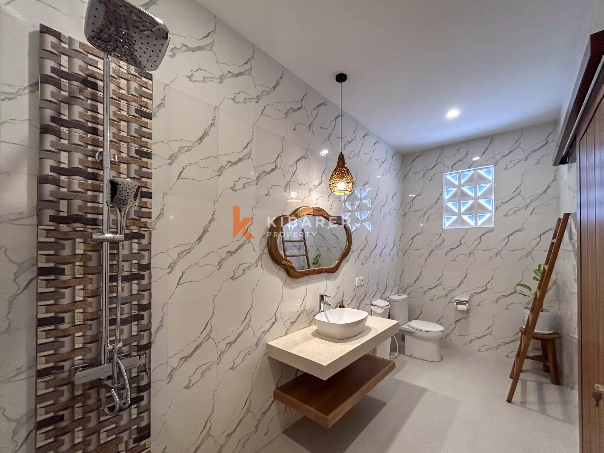 Vila Tiga Kamar Tidur Bergaya Mediterania Modern dengan Kolam Renang di Umalas