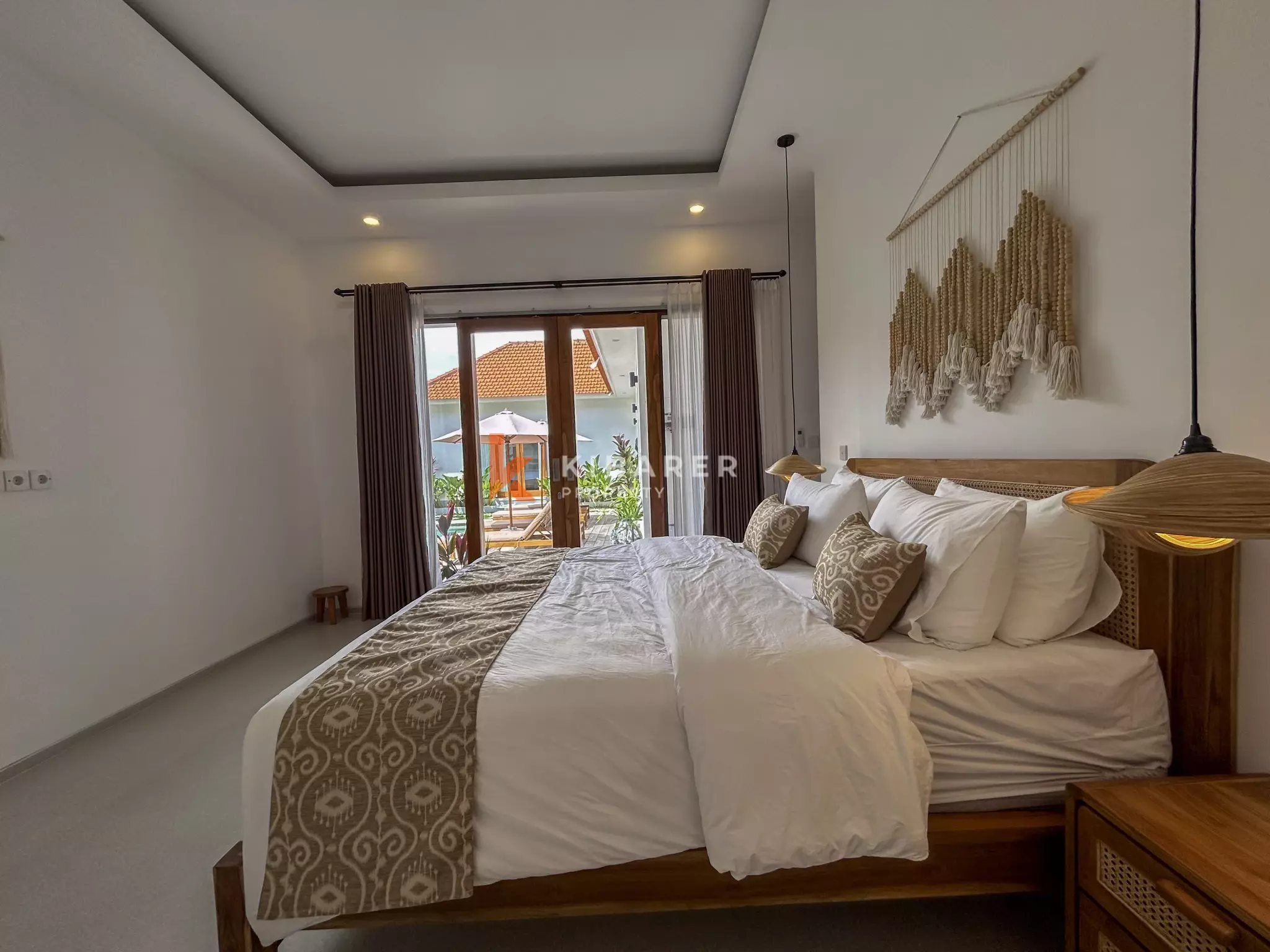 Vila Tiga Kamar Tidur Bergaya Mediterania Modern dengan Kolam Renang di Umalas