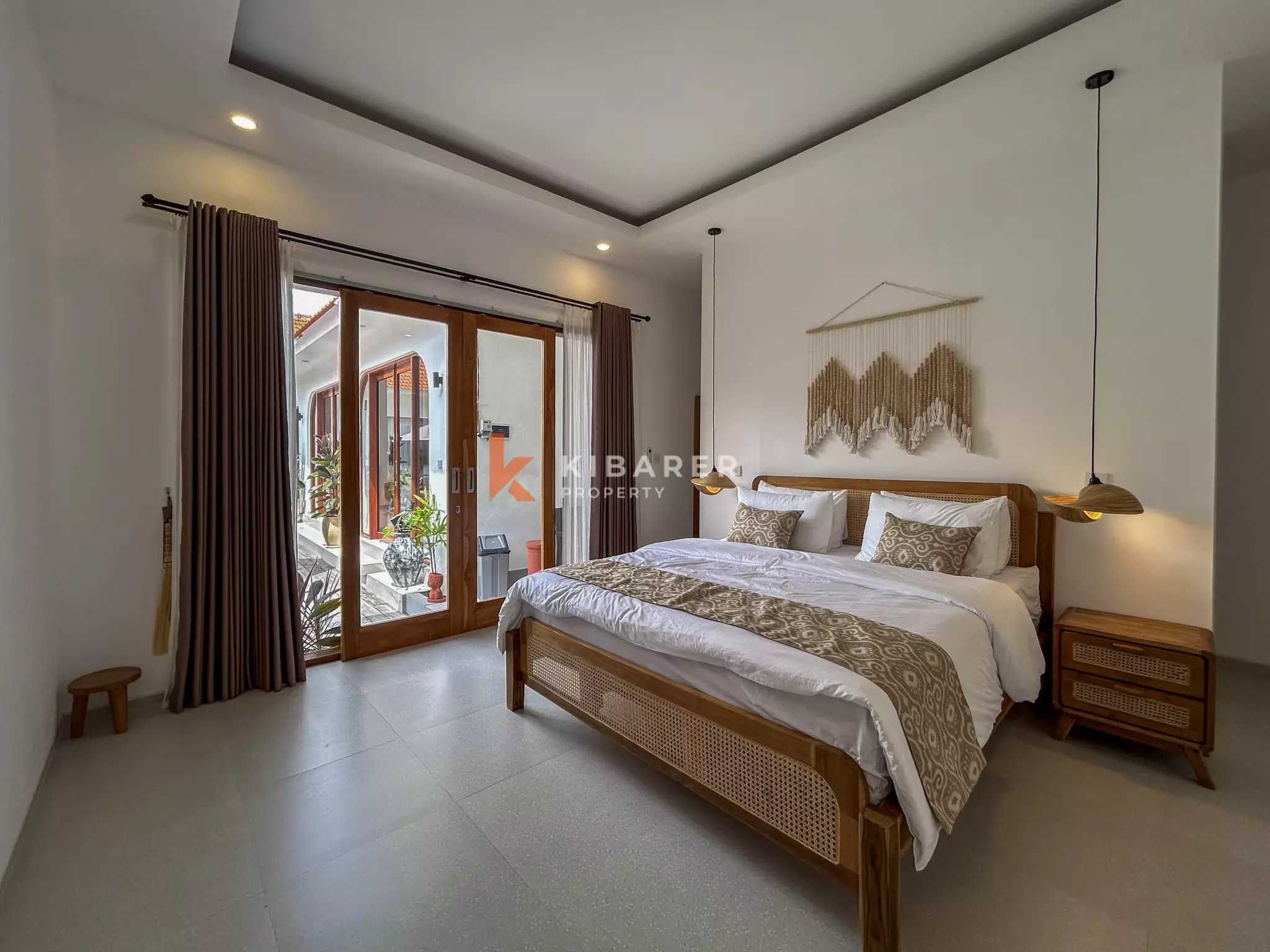 Vila Tiga Kamar Tidur Bergaya Mediterania Modern dengan Kolam Renang di Umalas