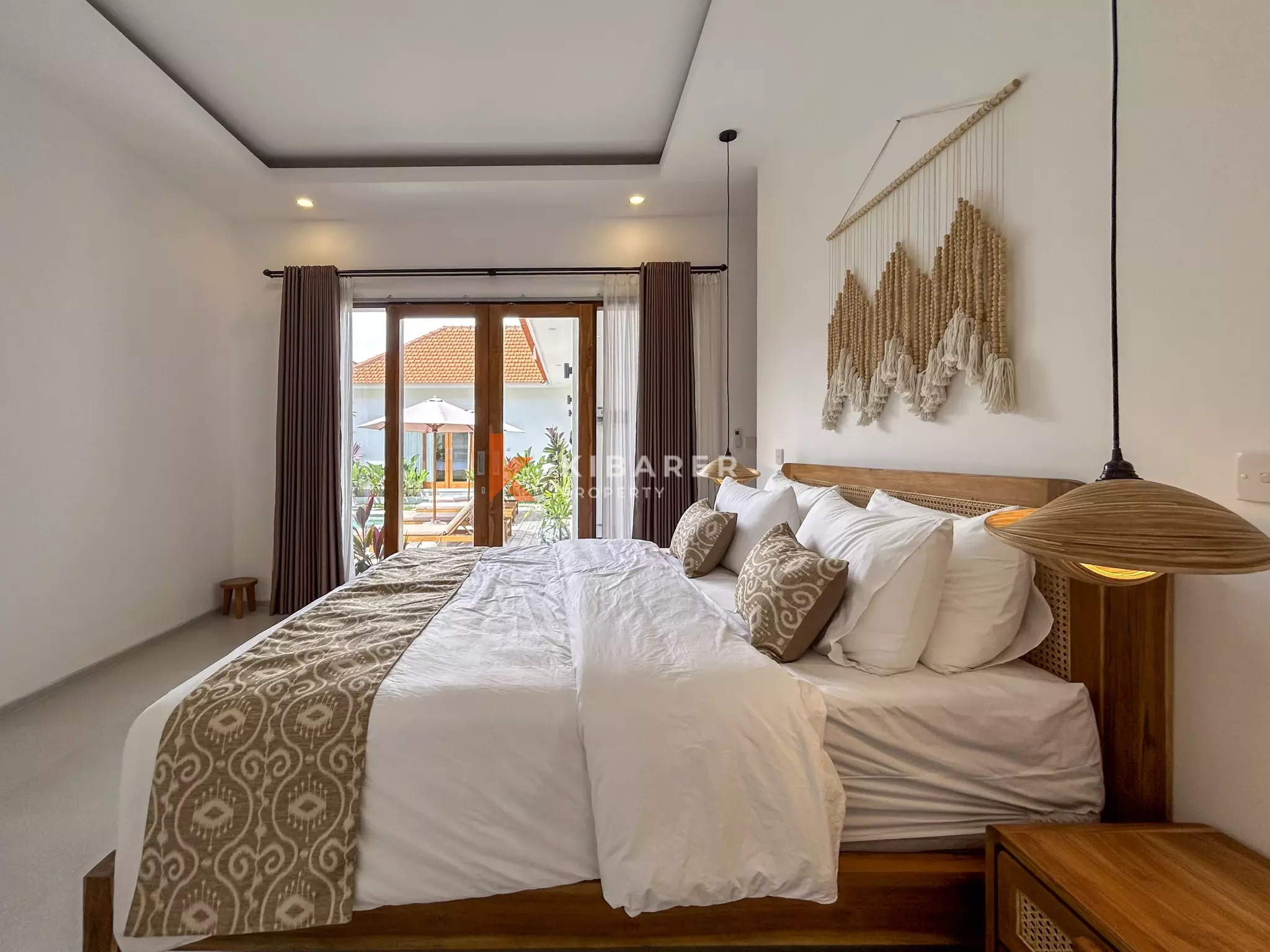 Vila Tiga Kamar Tidur Bergaya Mediterania Modern dengan Kolam Renang di Umalas