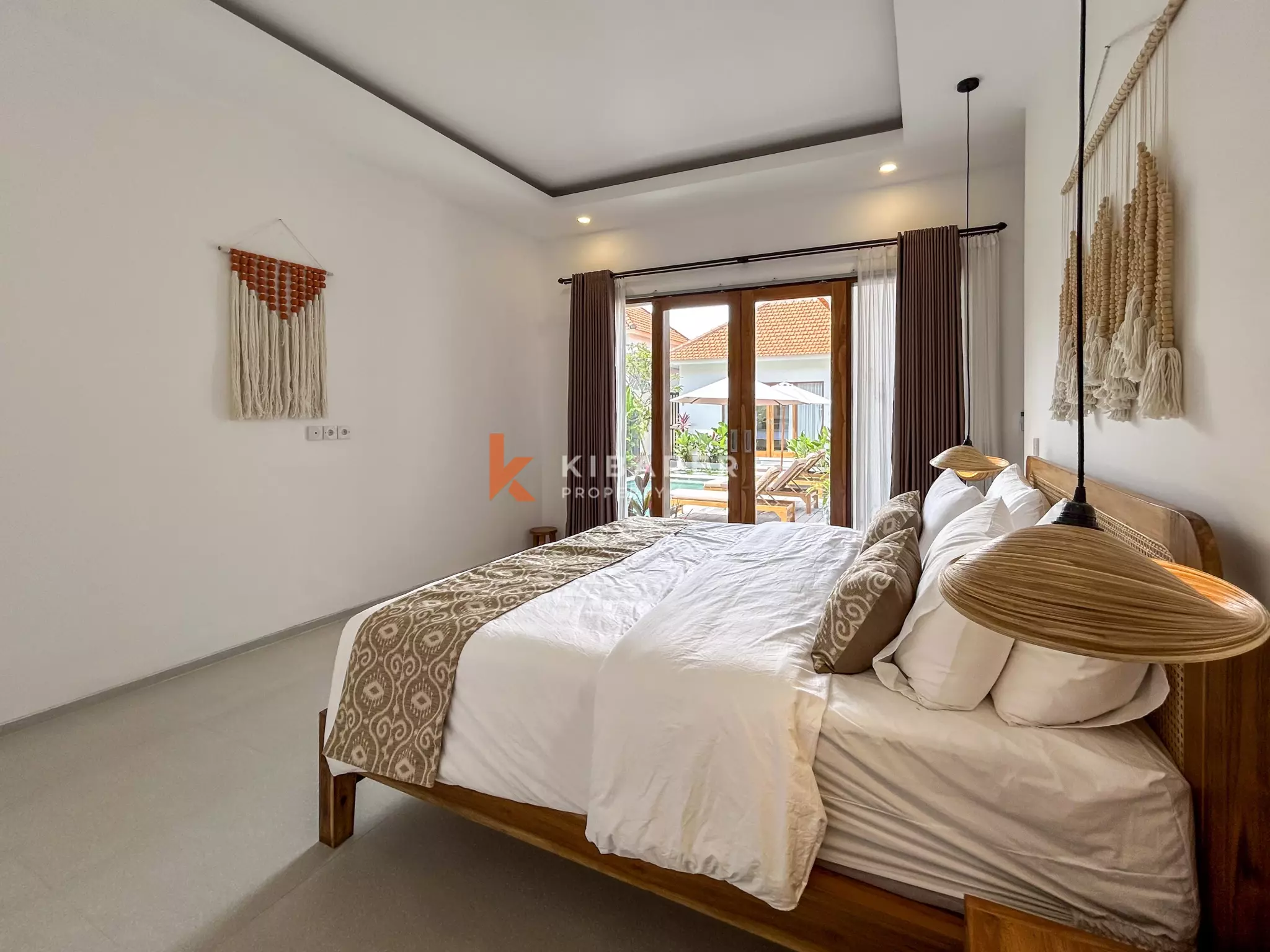 Vila Tiga Kamar Tidur Bergaya Mediterania Modern dengan Kolam Renang di Umalas