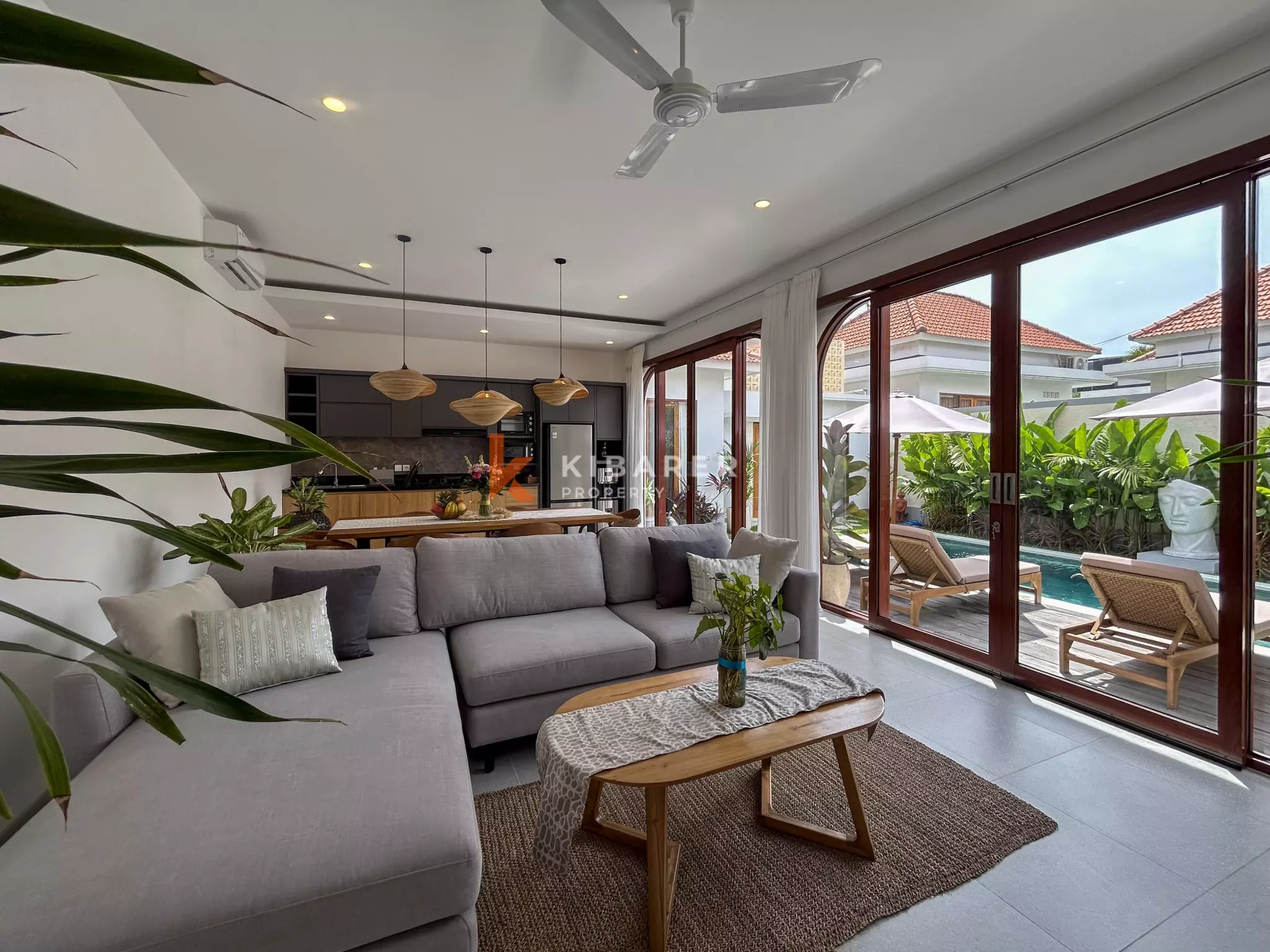 Vila Tiga Kamar Tidur Bergaya Mediterania Modern dengan Kolam Renang di Umalas