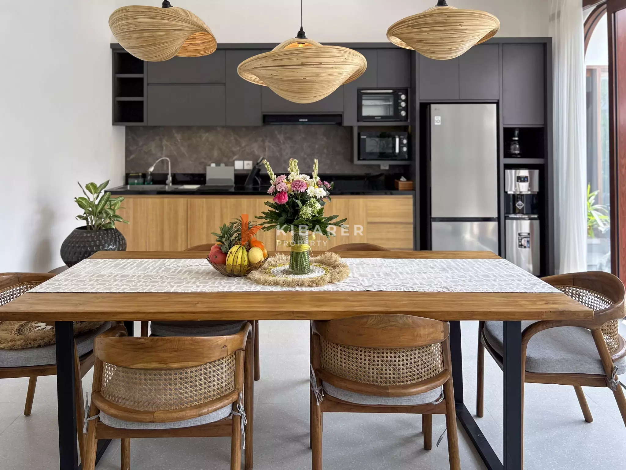 Vila Tiga Kamar Tidur Bergaya Mediterania Modern dengan Kolam Renang di Umalas