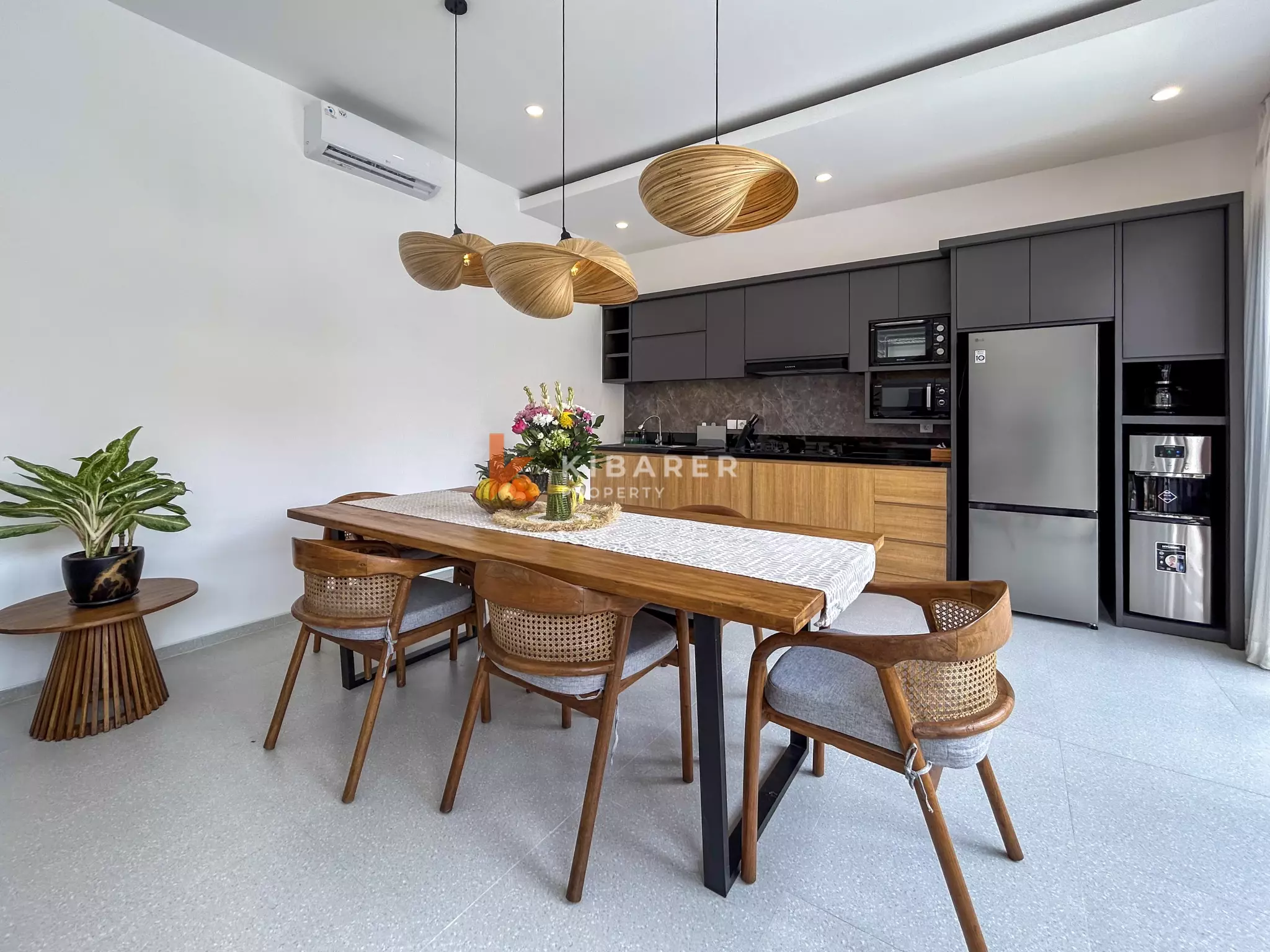 Vila Tiga Kamar Tidur Bergaya Mediterania Modern dengan Kolam Renang di Umalas