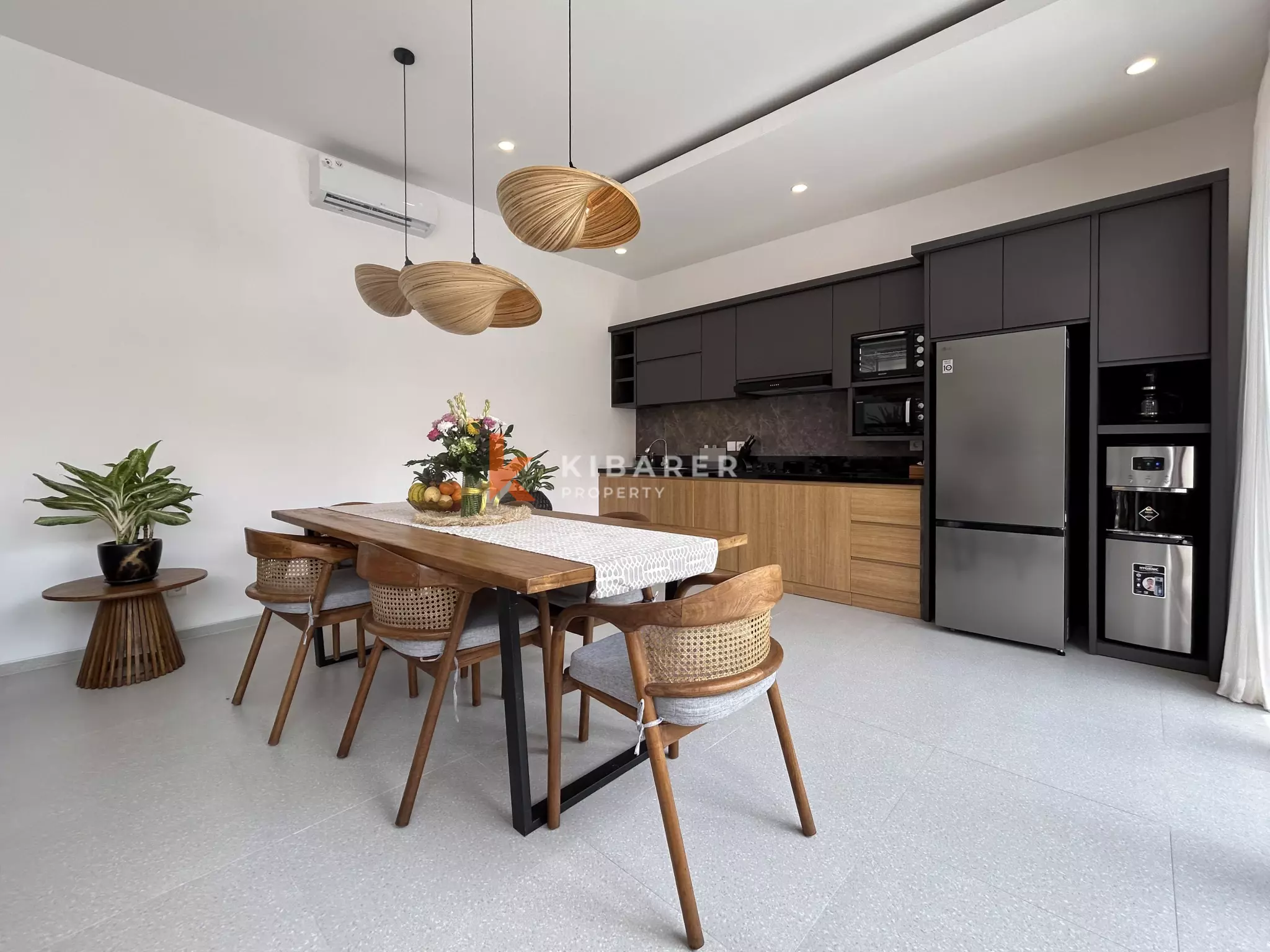 Vila Tiga Kamar Tidur Bergaya Mediterania Modern dengan Kolam Renang di Umalas