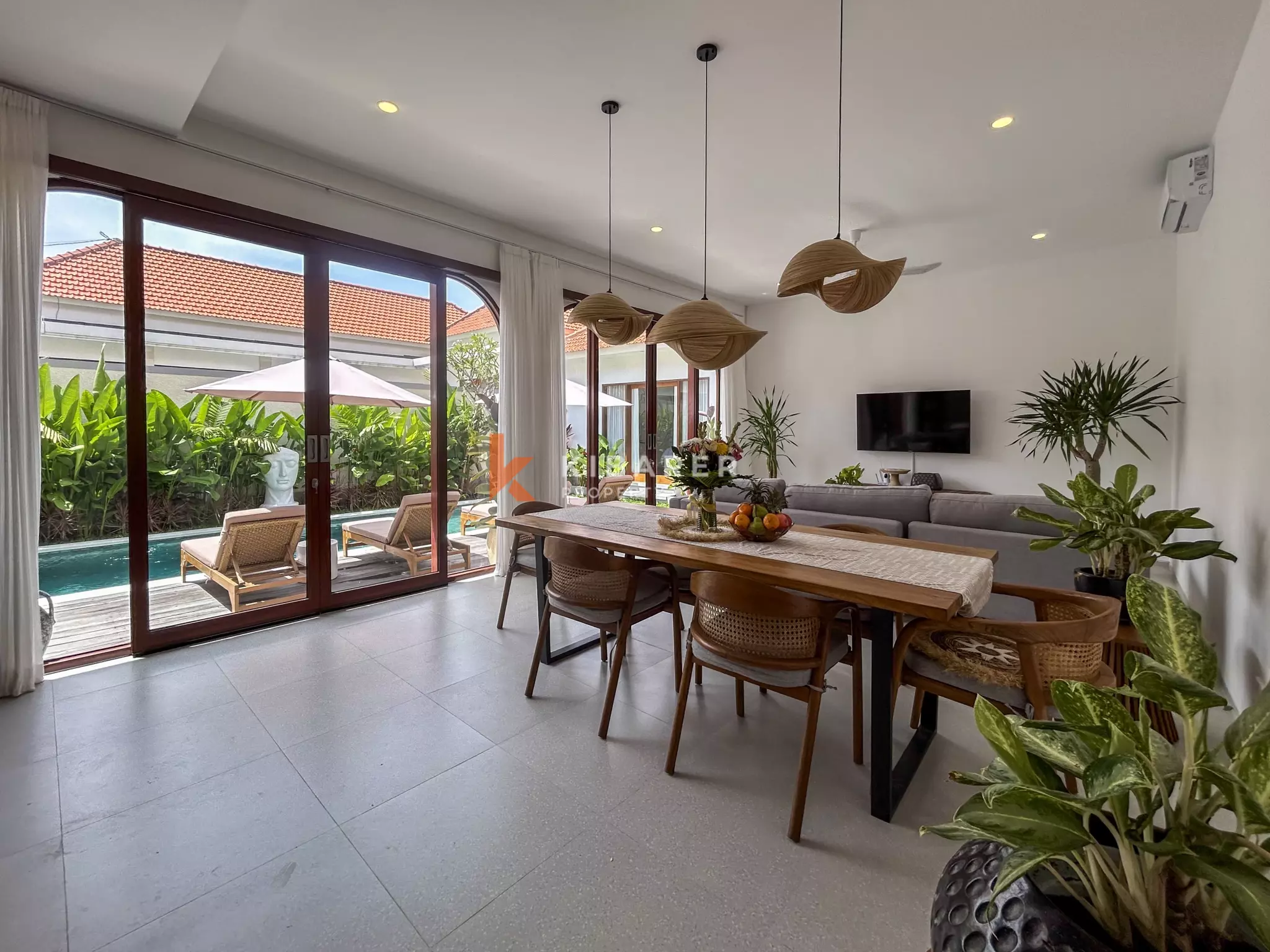 Vila Tiga Kamar Tidur Bergaya Mediterania Modern dengan Kolam Renang di Umalas