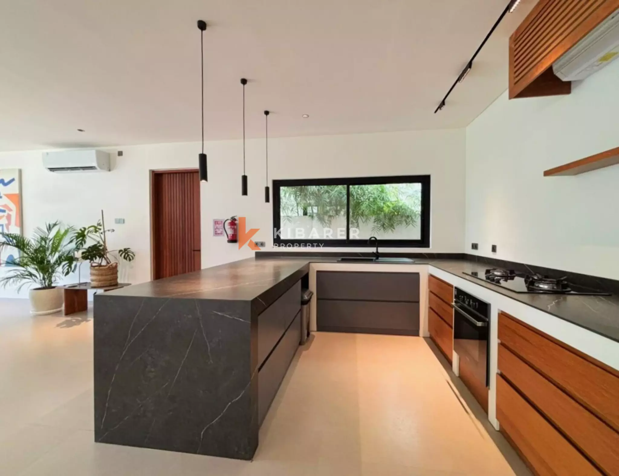 Vila Oasis Tiga Kamar Tidur Modern di Jantung Umalas