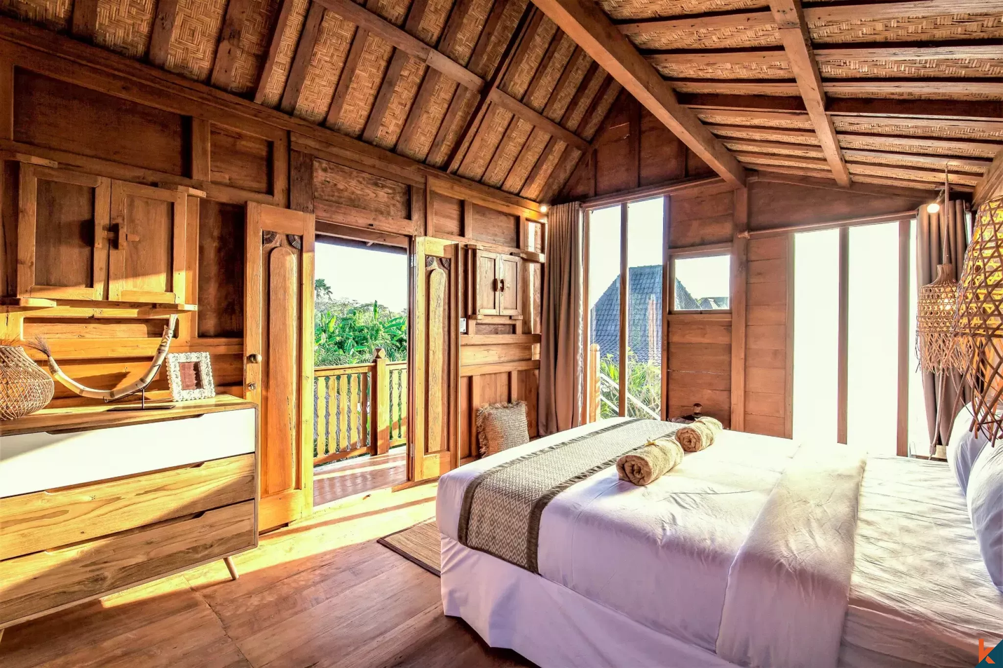 Spacieuse villa traditionnelle de cinq chambres à louer à Seminyak près de la plage