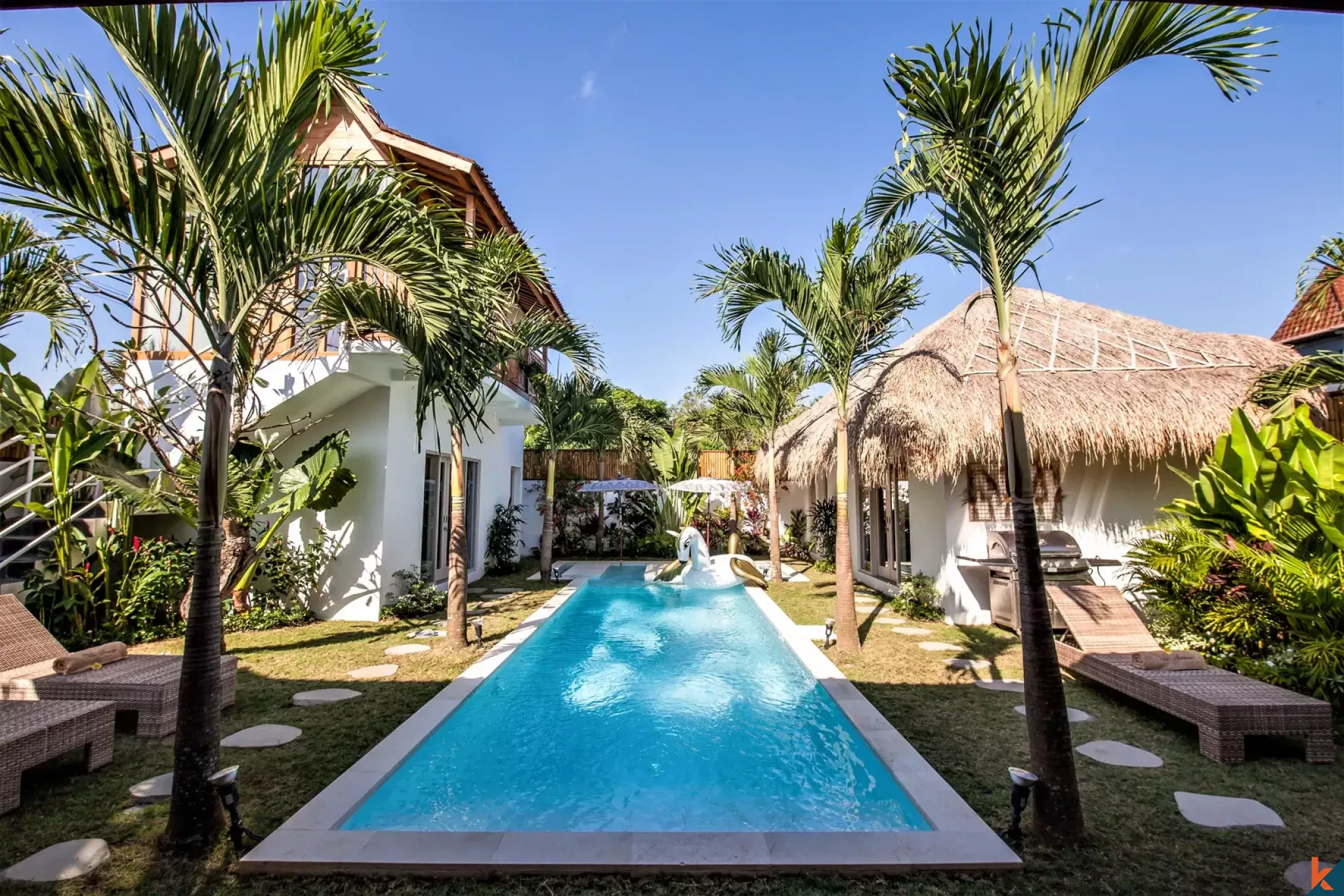 Spacieuse villa traditionnelle de cinq chambres à louer à Seminyak près de la plage