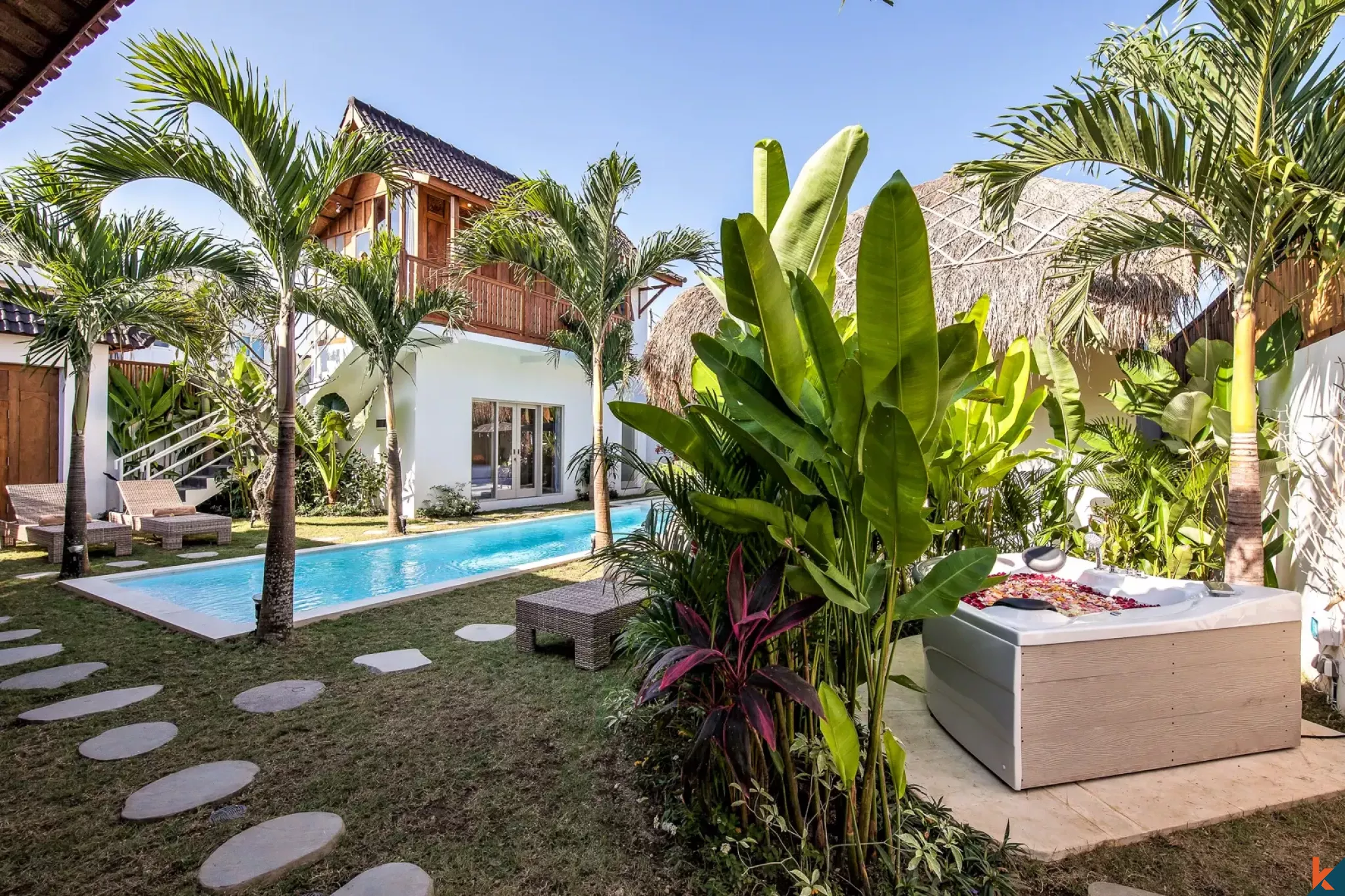 Spacieuse villa traditionnelle de cinq chambres à louer à Seminyak près de la plage