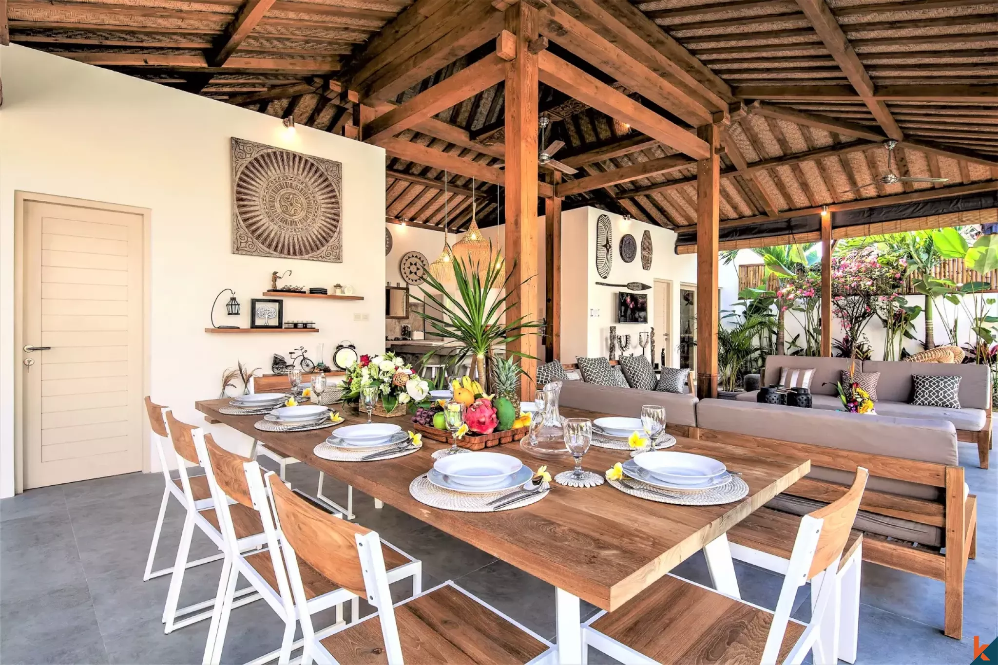 Spacieuse villa traditionnelle de cinq chambres à louer à Seminyak près de la plage