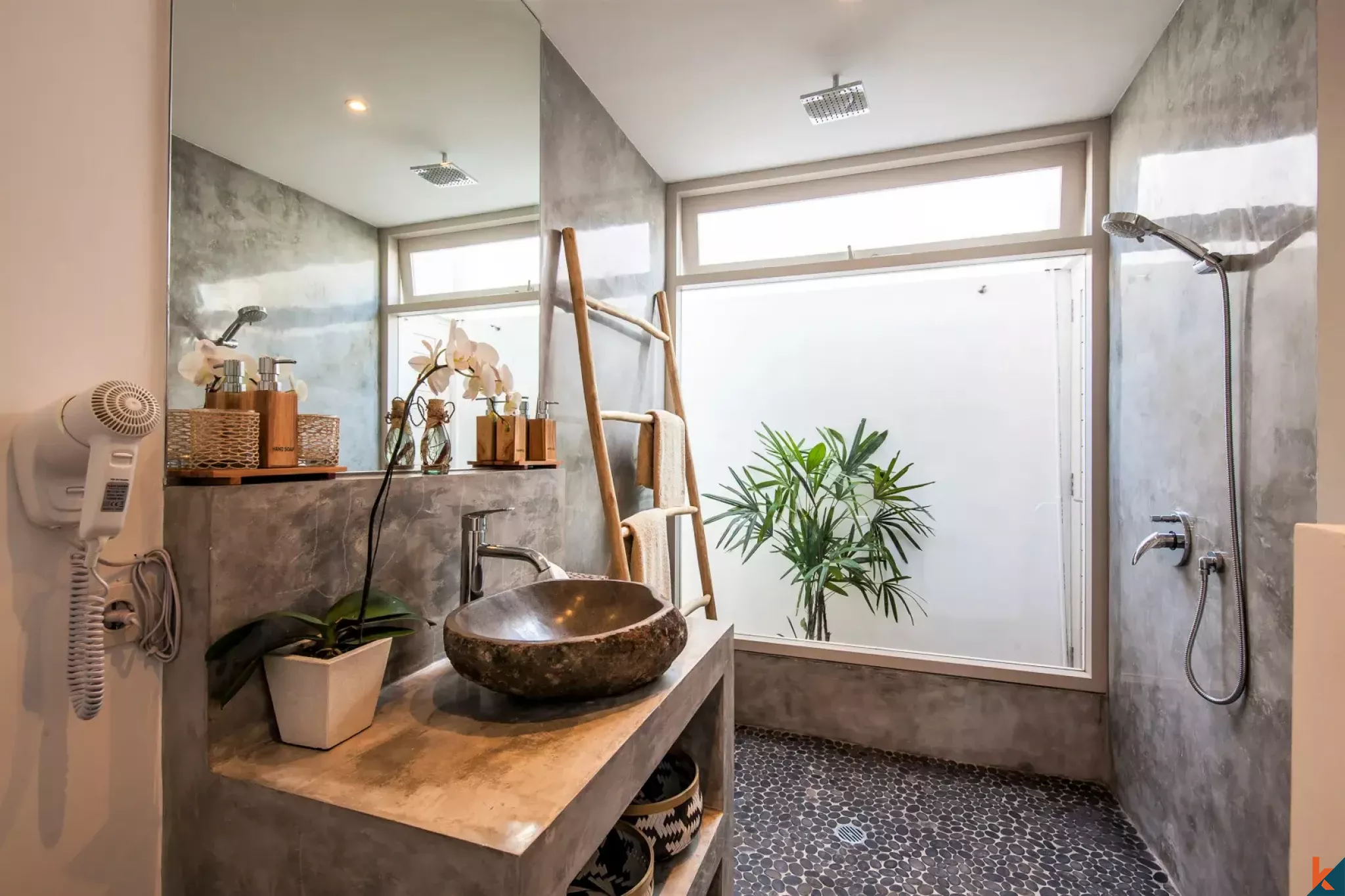 Spacieuse villa traditionnelle de cinq chambres à louer à Seminyak près de la plage