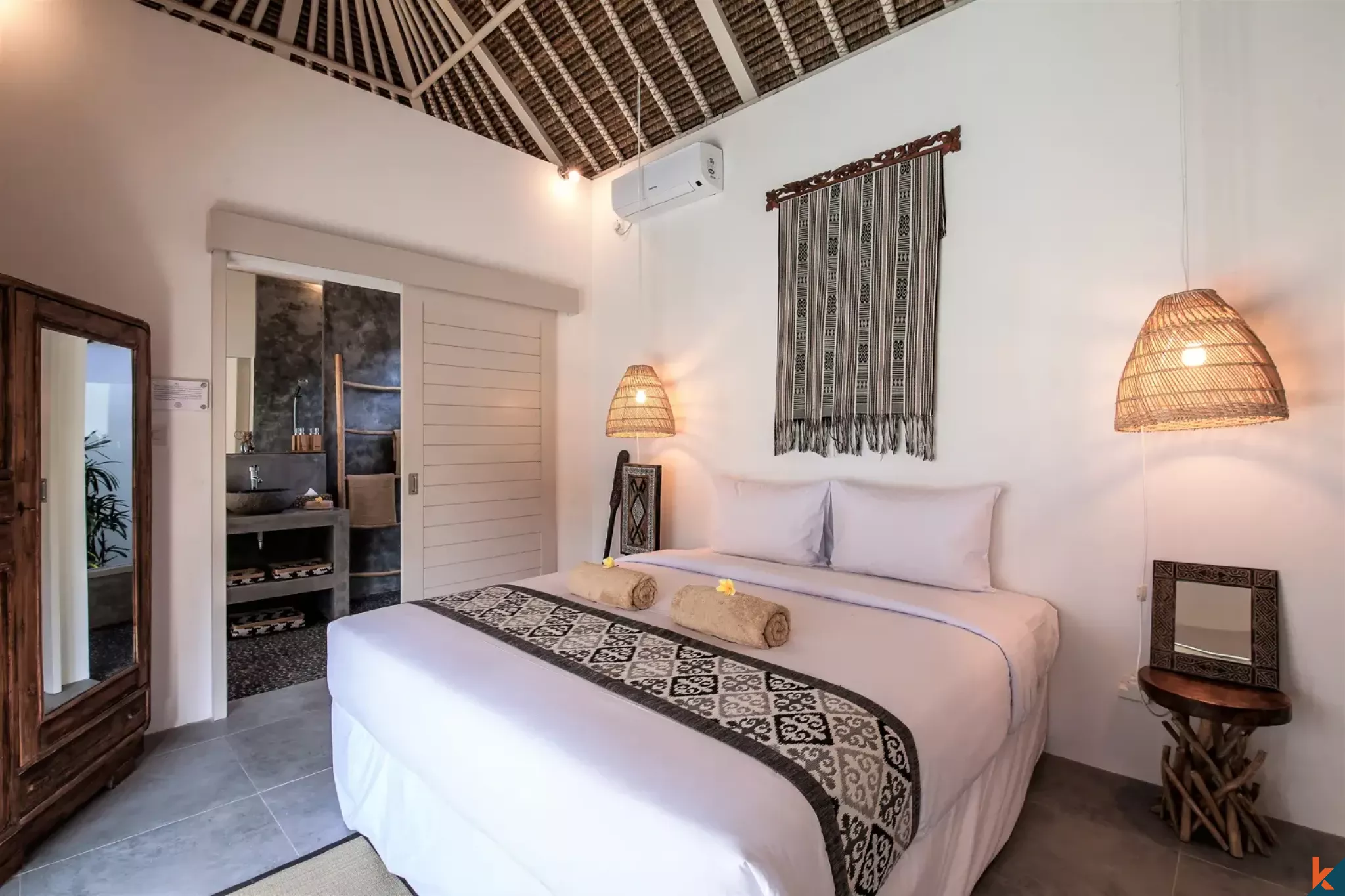Spacieuse villa traditionnelle de cinq chambres à louer à Seminyak près de la plage