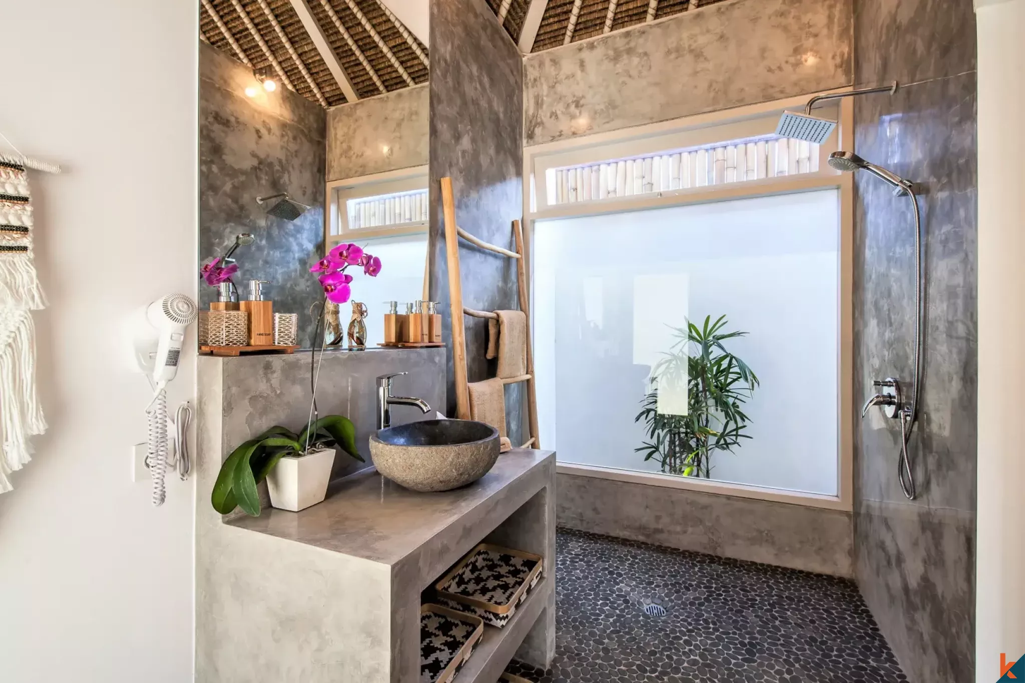 Spacieuse villa traditionnelle de cinq chambres à louer à Seminyak près de la plage