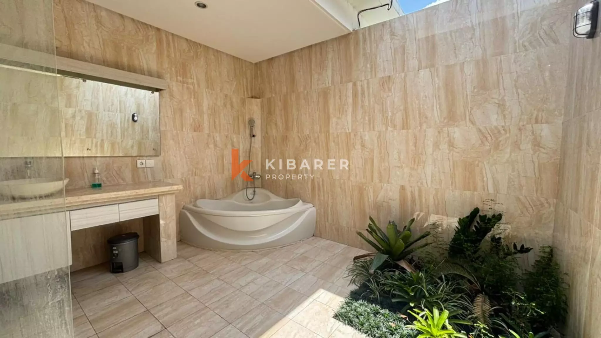 Charmante villa de deux chambres avec piscine et séjour fermé à Buduk