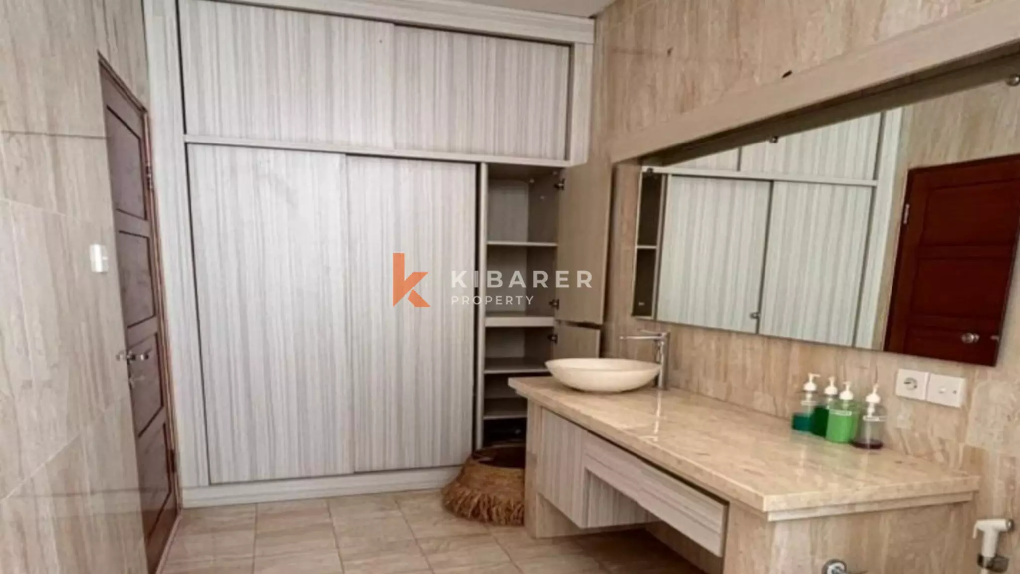 Charmante villa de deux chambres avec piscine et séjour fermé à Buduk