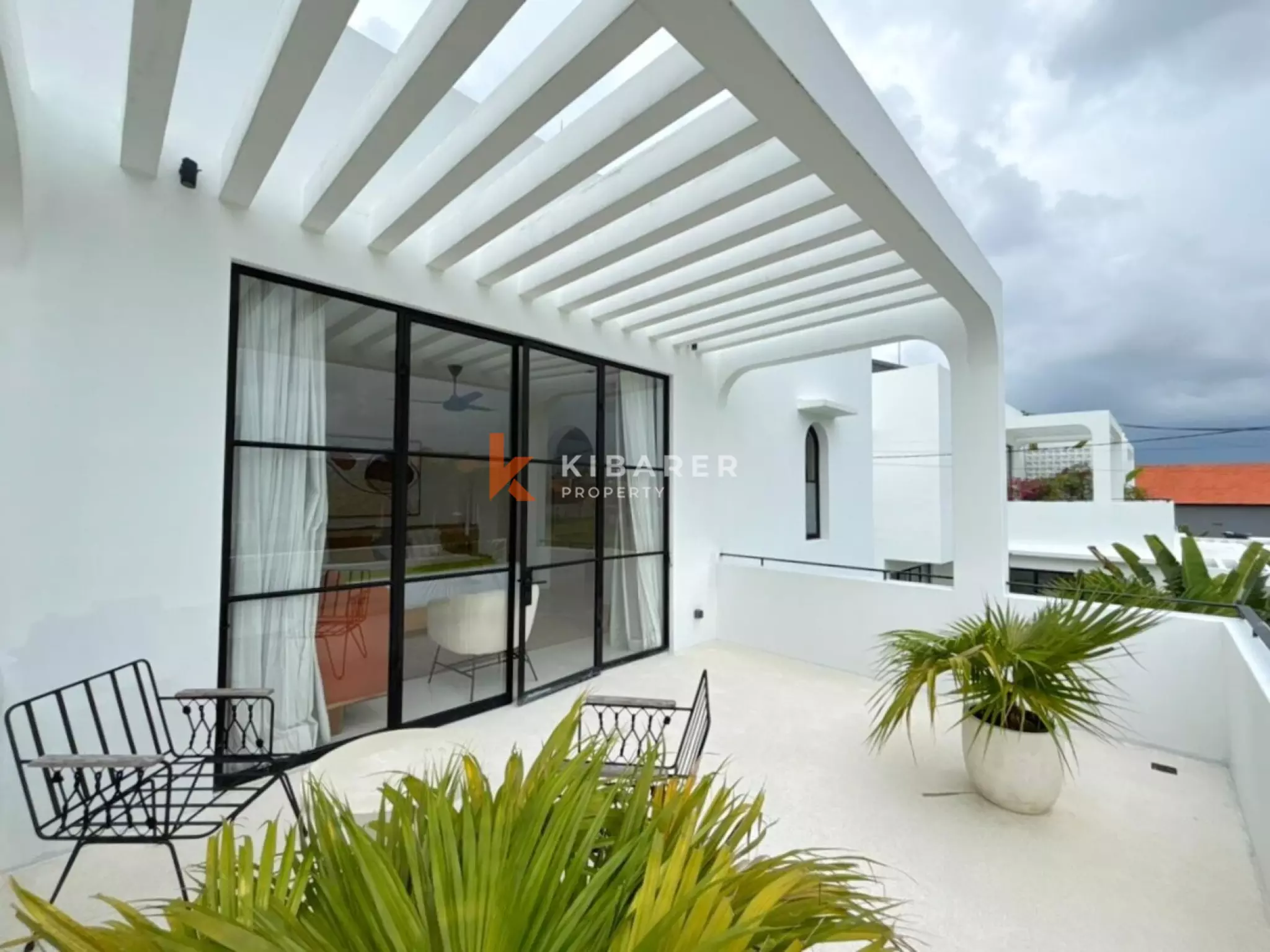 Vila Tiga Kamar Tidur Mediterania Modern dengan Interior Kontemporer dan Nuansa Bali Tropis di Umalas