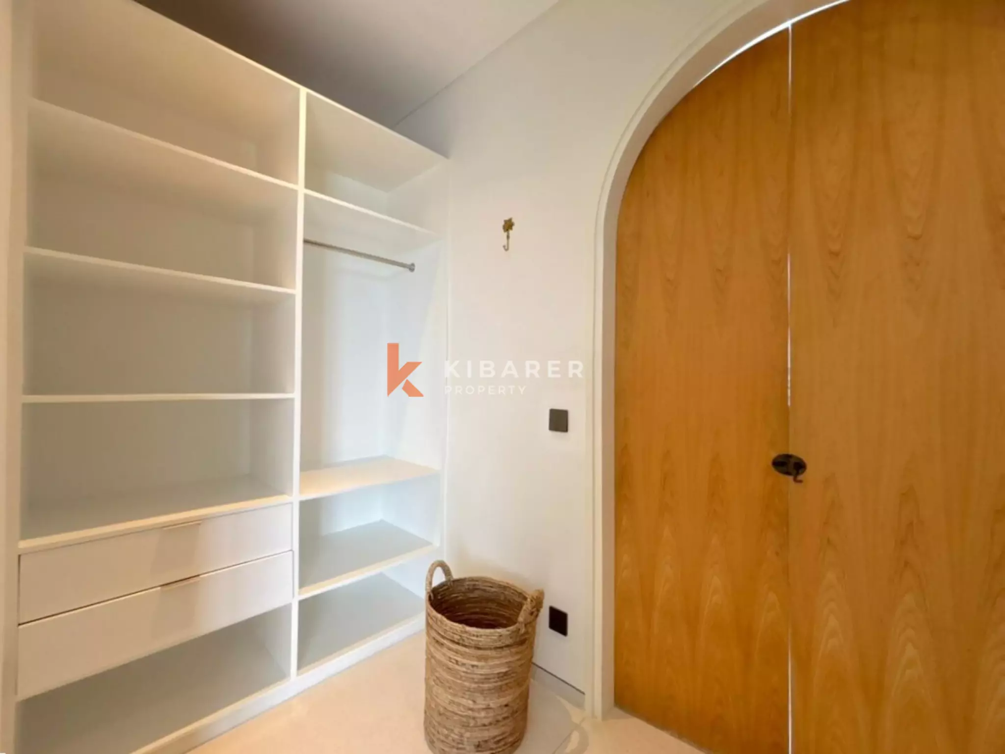 Vila Tiga Kamar Tidur Mediterania Modern dengan Interior Kontemporer dan Nuansa Bali Tropis di Umalas